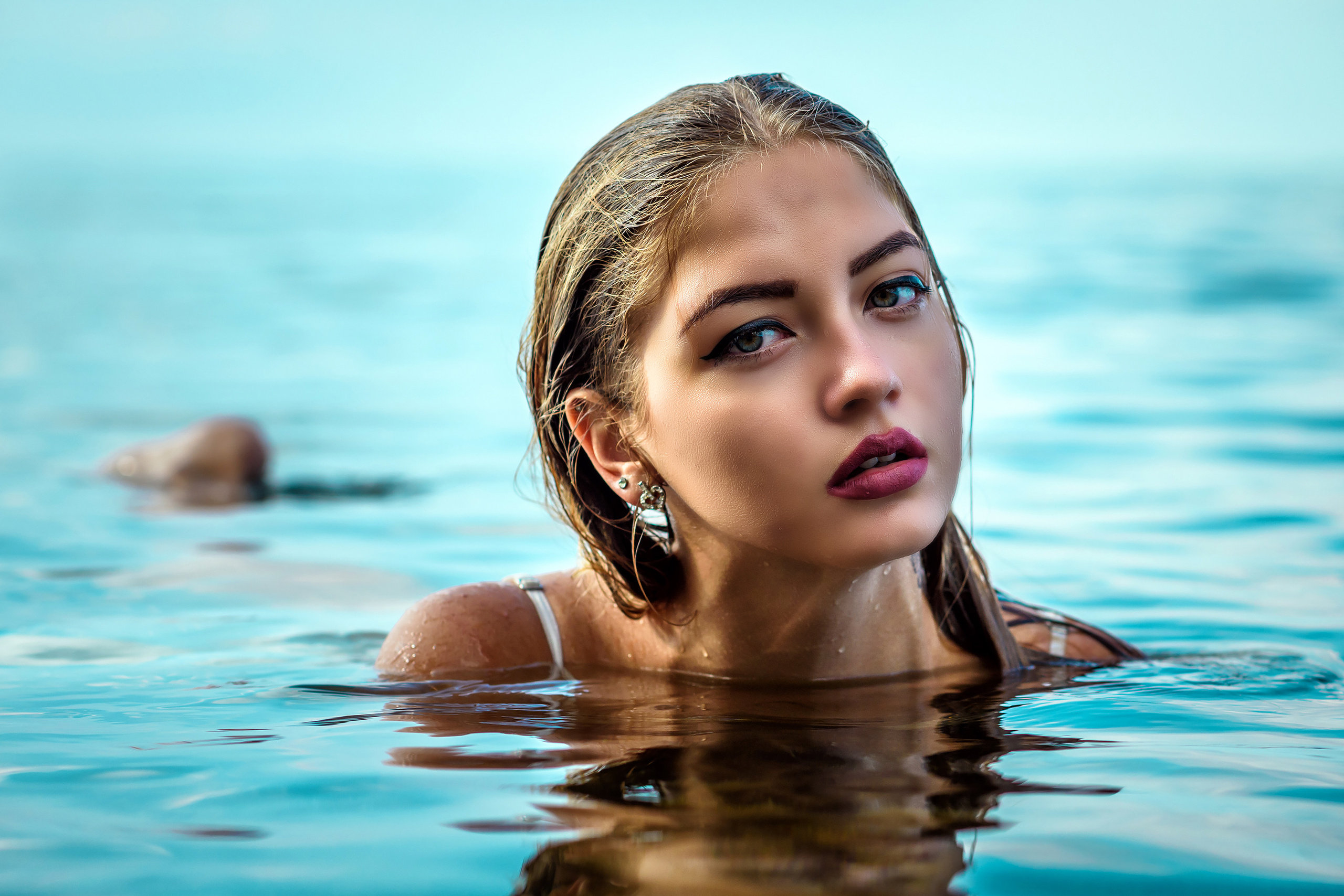 Портрет девушки, купающейся в море