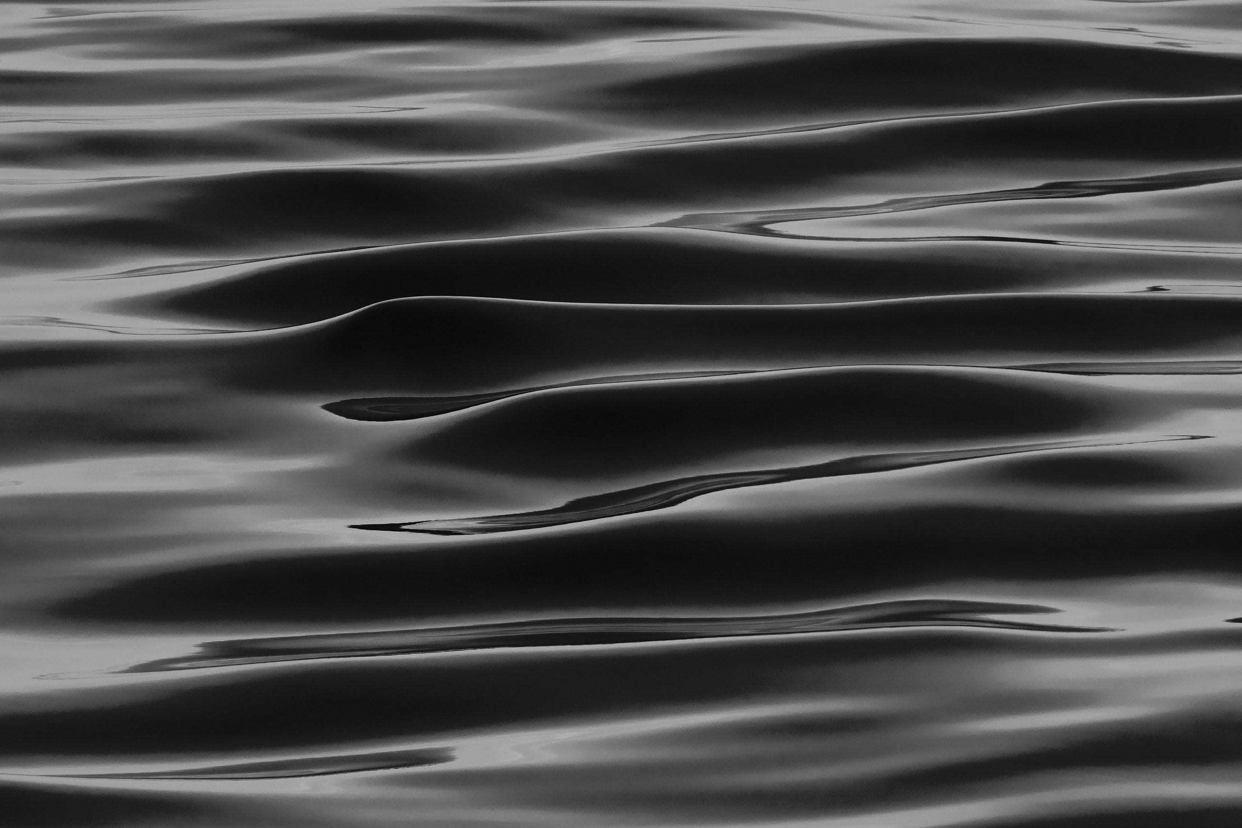 Текстура, фон - легкие волны на гладкой поверхности, чб