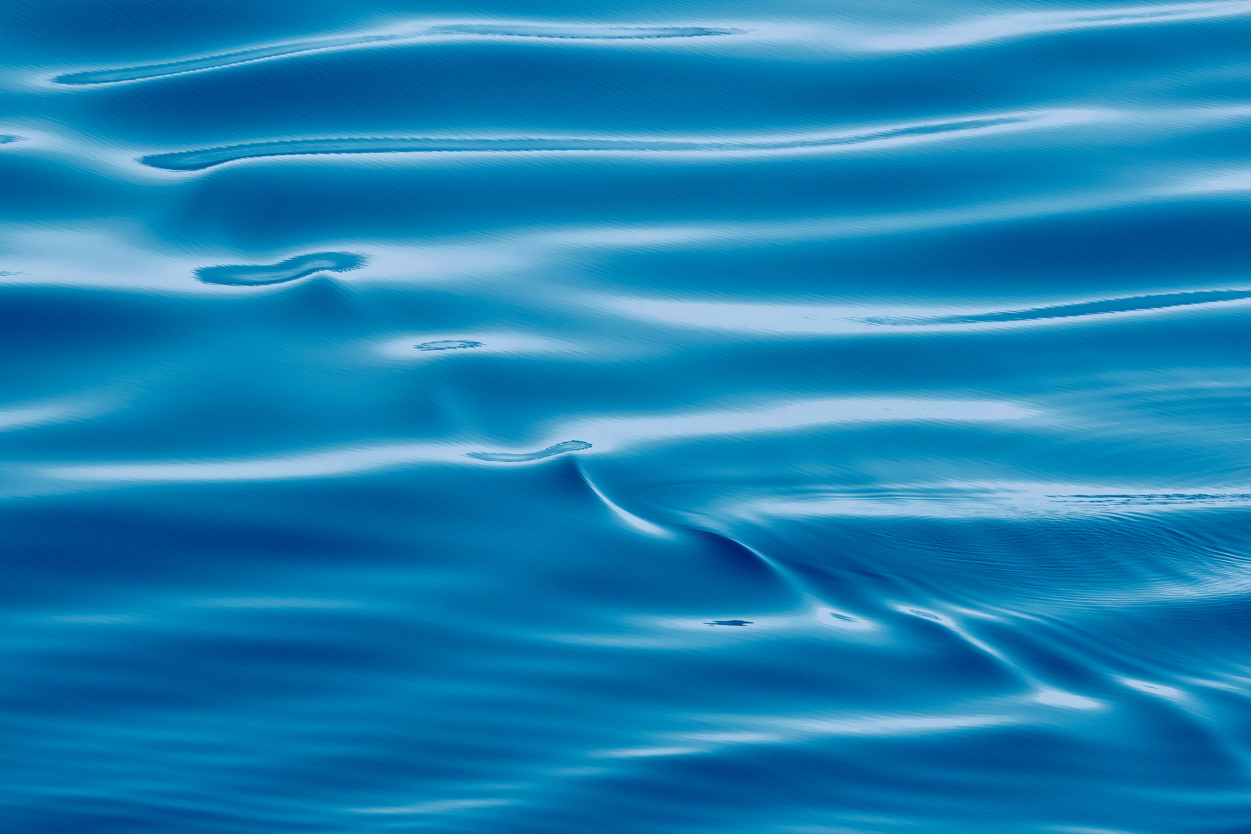 Маленькие плавные волны на поверхности моря