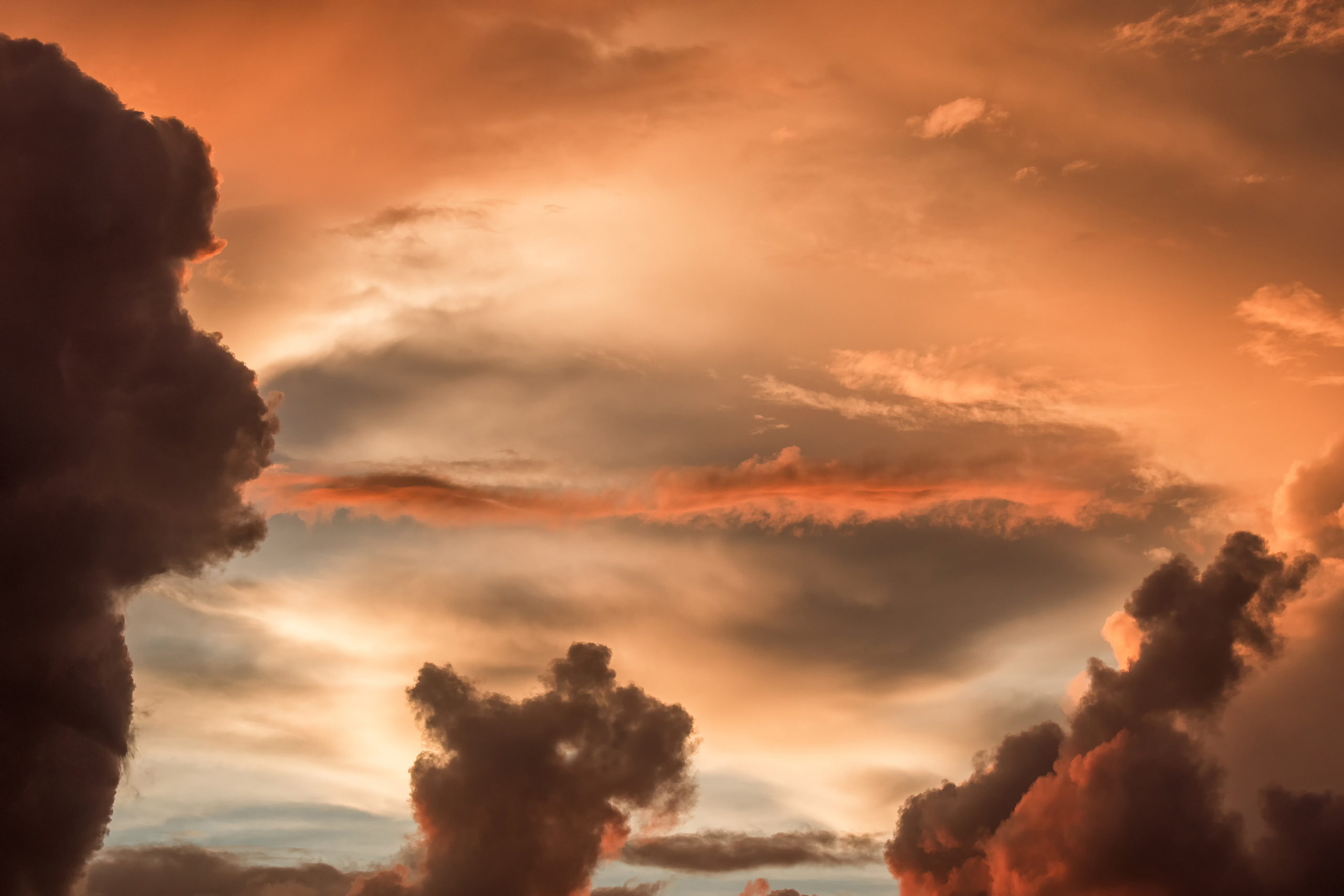 Розовые облака необычной формы