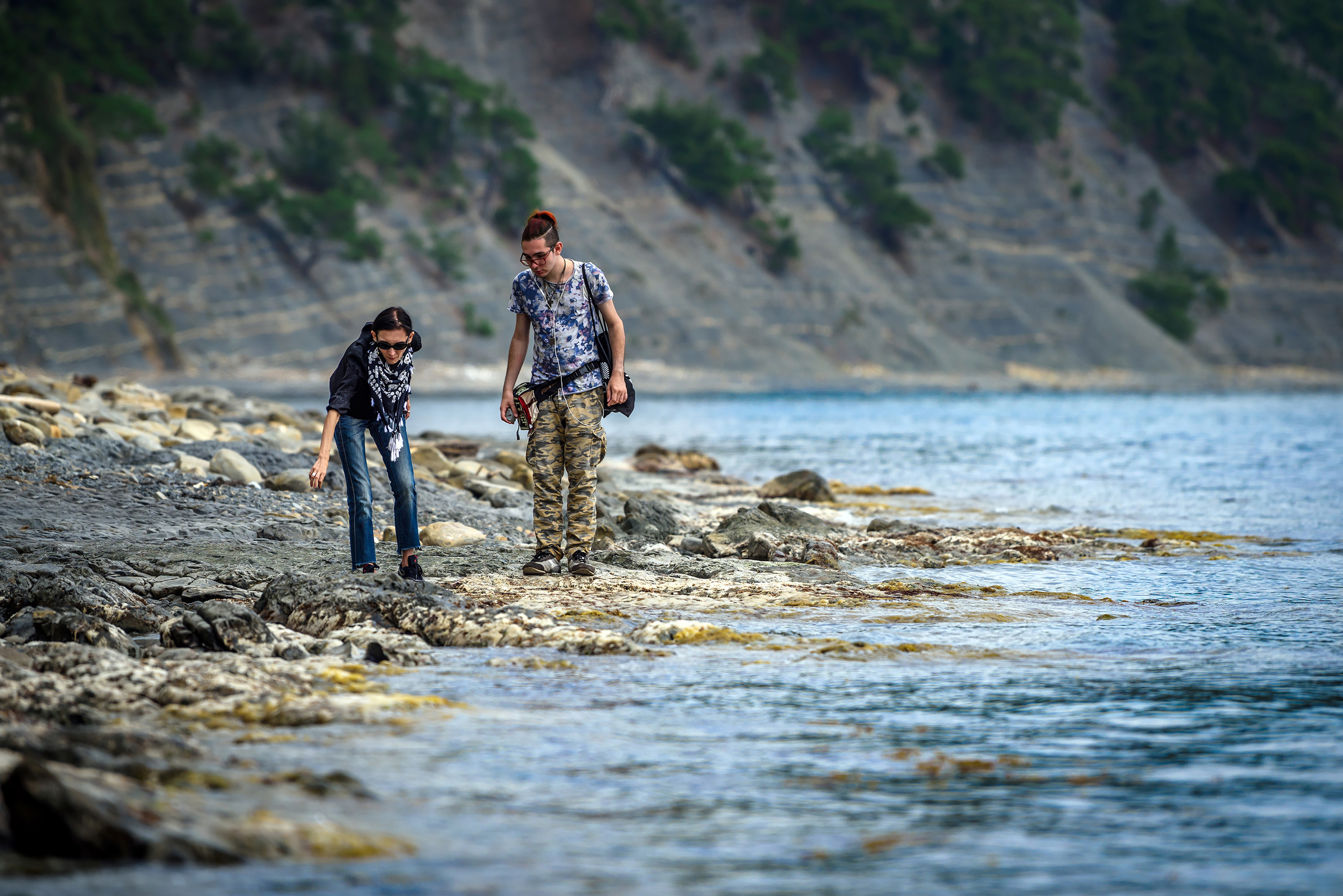 Парень и девушка изучают побережье, Джанхот, Прасковеевка