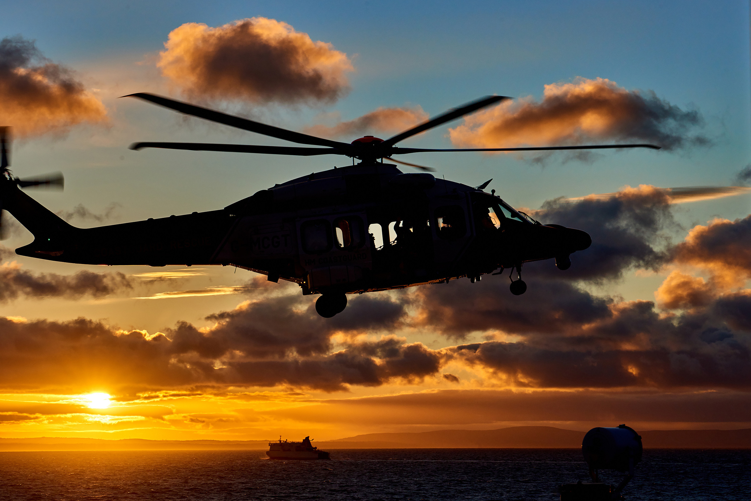 Силуэт вертолета летящего на фоне заката