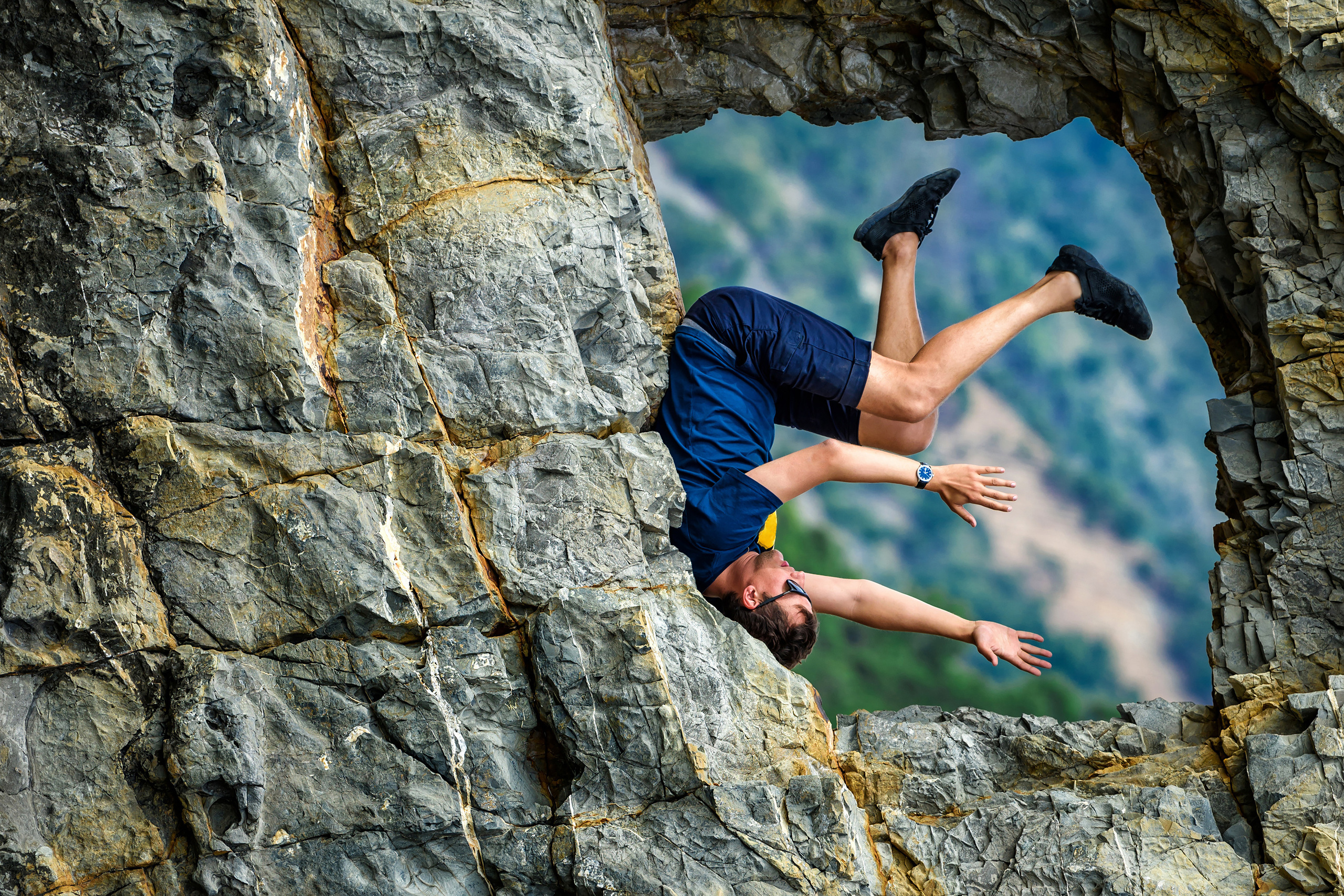 Парень в отверстии скалы Парус, Джанхот, Прасковеевка