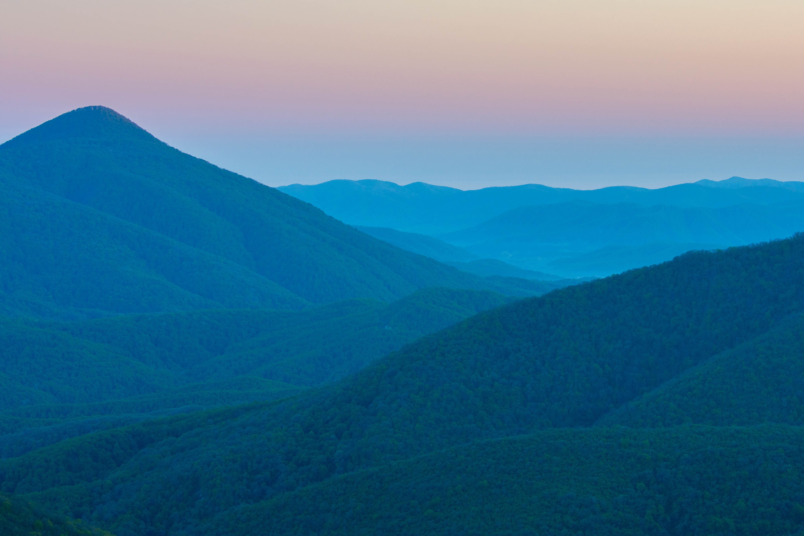 Утро в горах и розовое небо