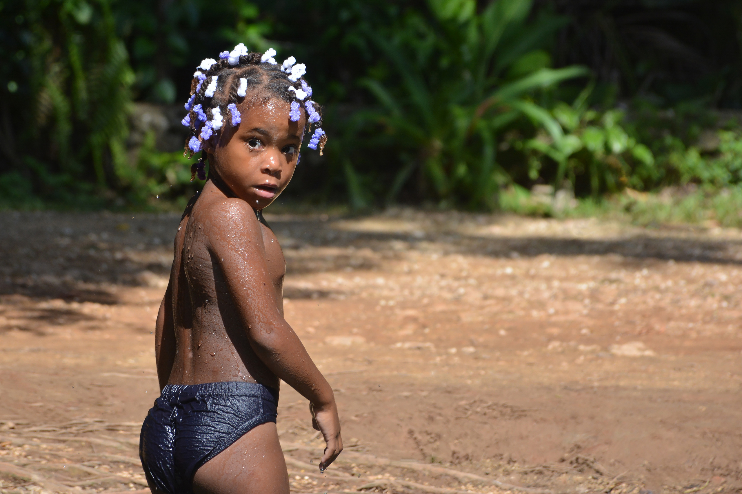 Маленькая девочка обернулась уходя, Доминиканская республика, Кабарете, Dominican Republic, Cabarete