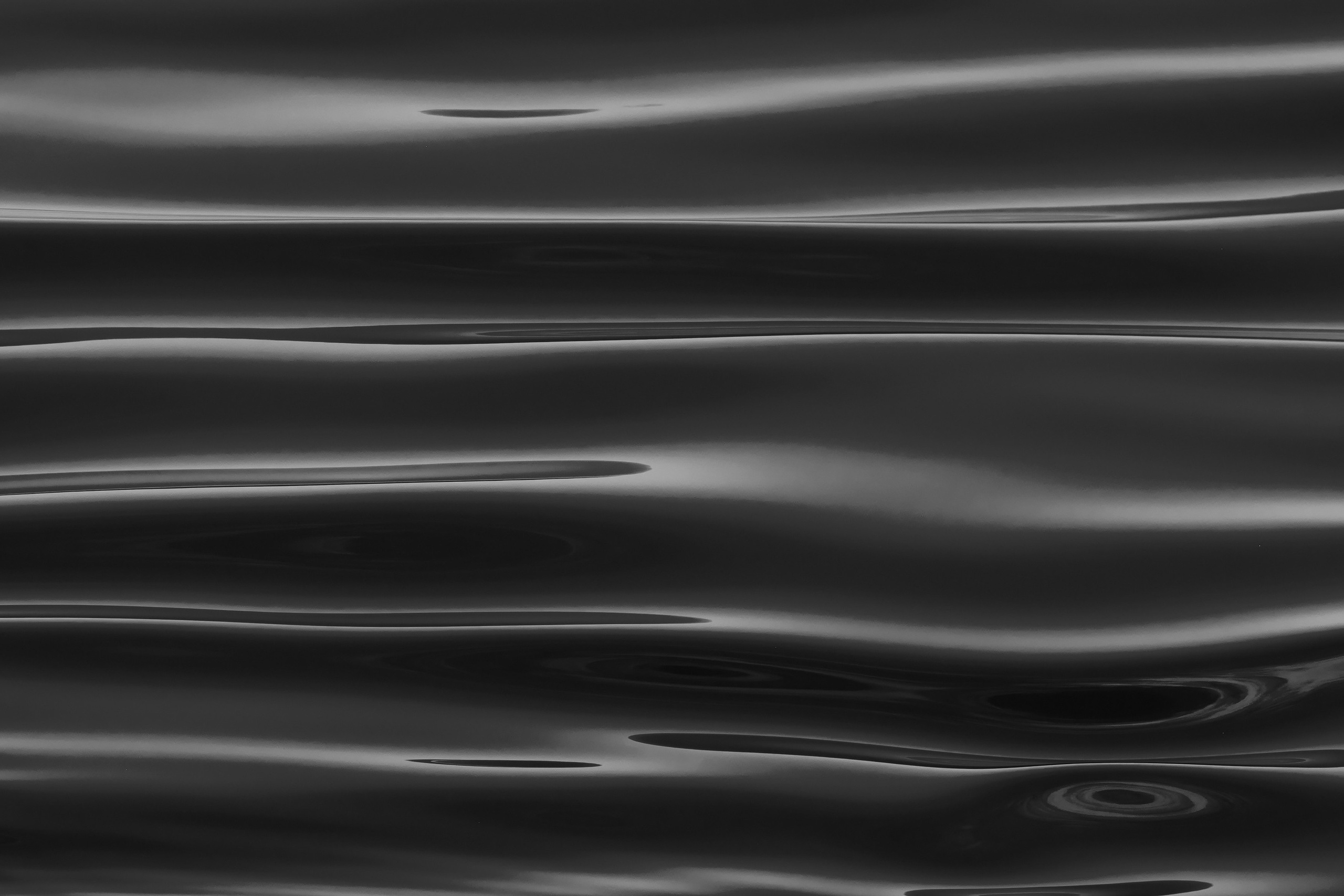 Маленькие плавные волны на поверхности моря, чб