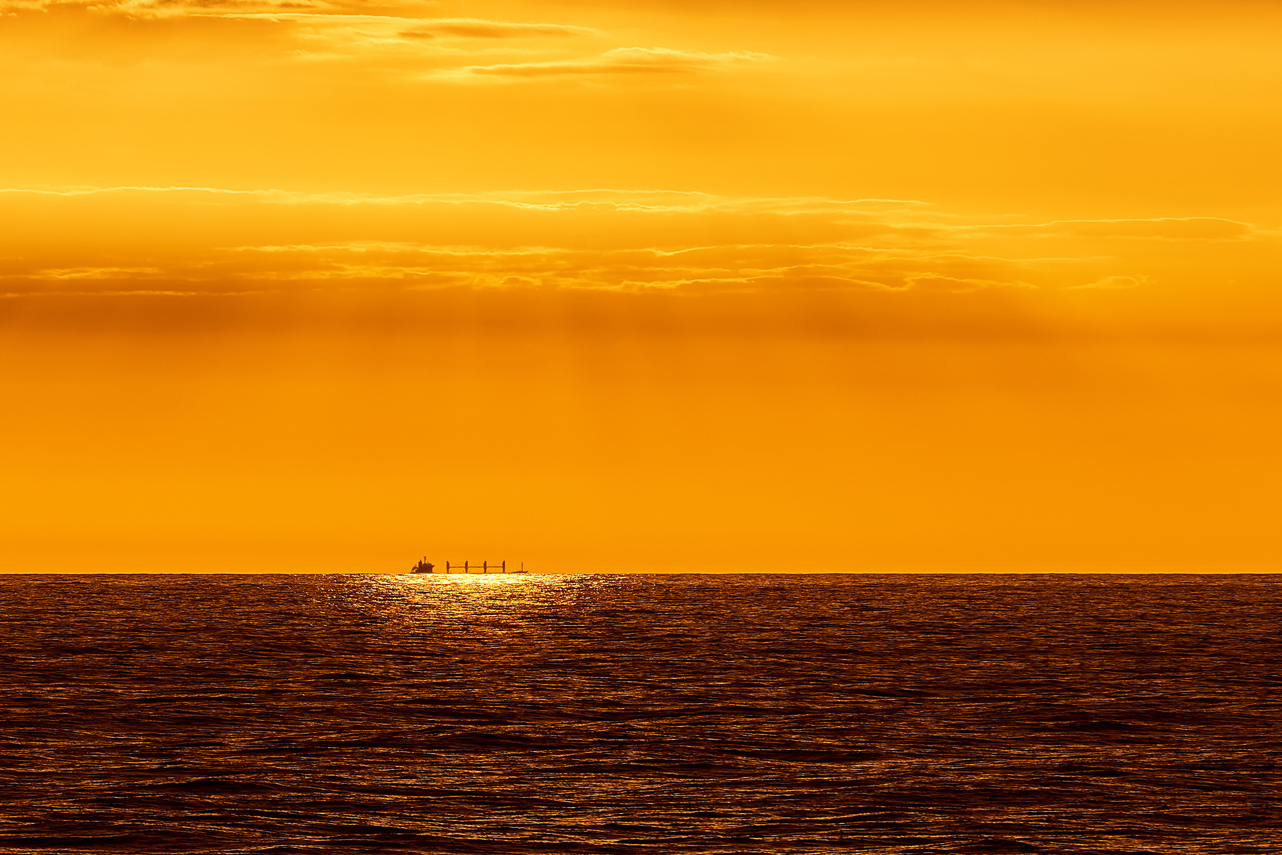 Судно на горизонте и в солнечном блике