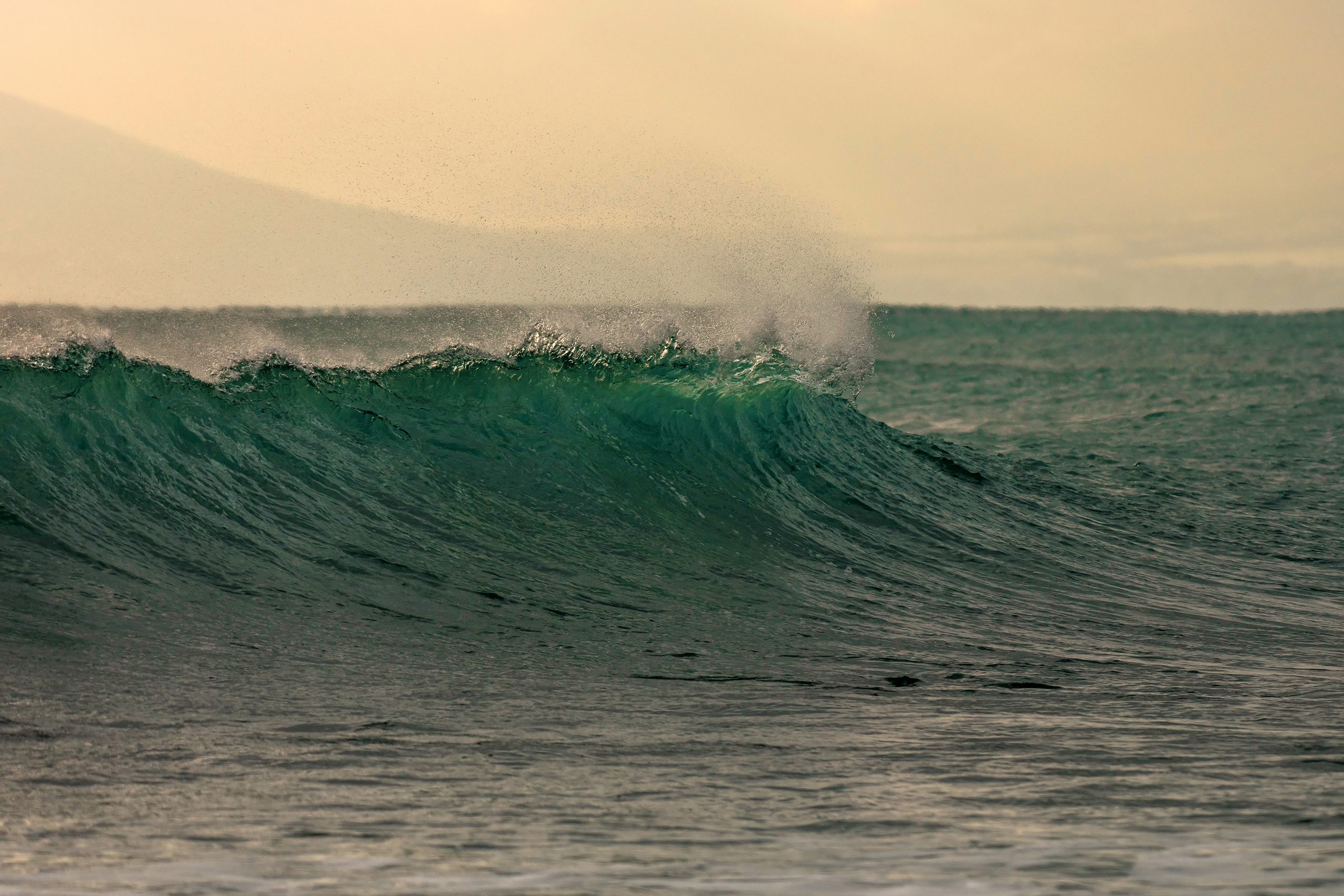 Морская прибойная волна с брызгами