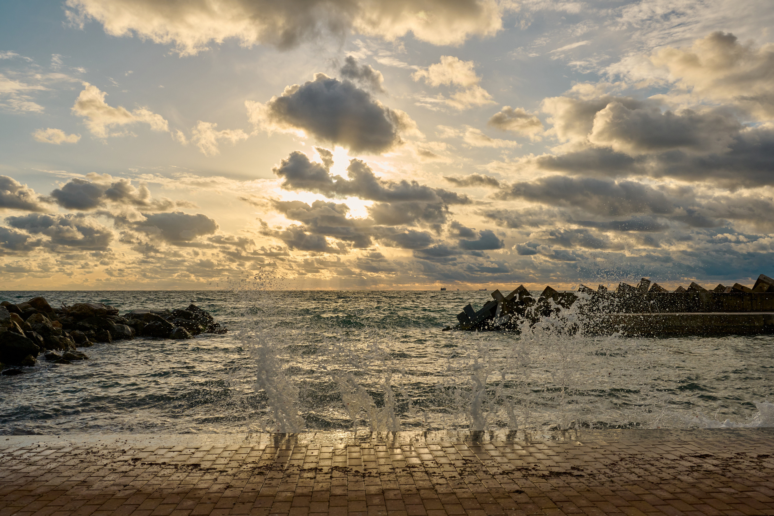 Закат Солнца на пляже у Кабардинки
