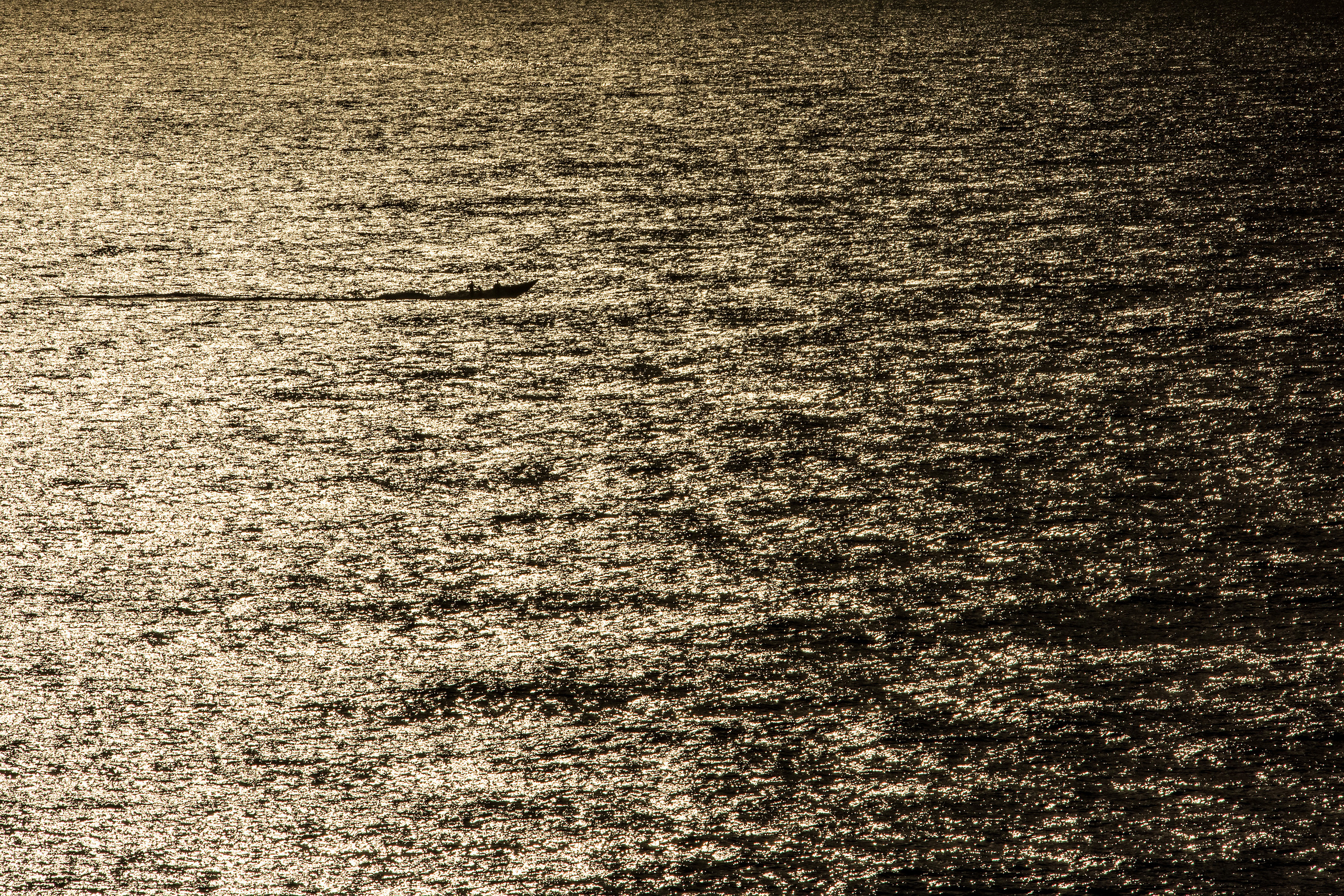 Отблески заходящего Солнца на поверхности океана