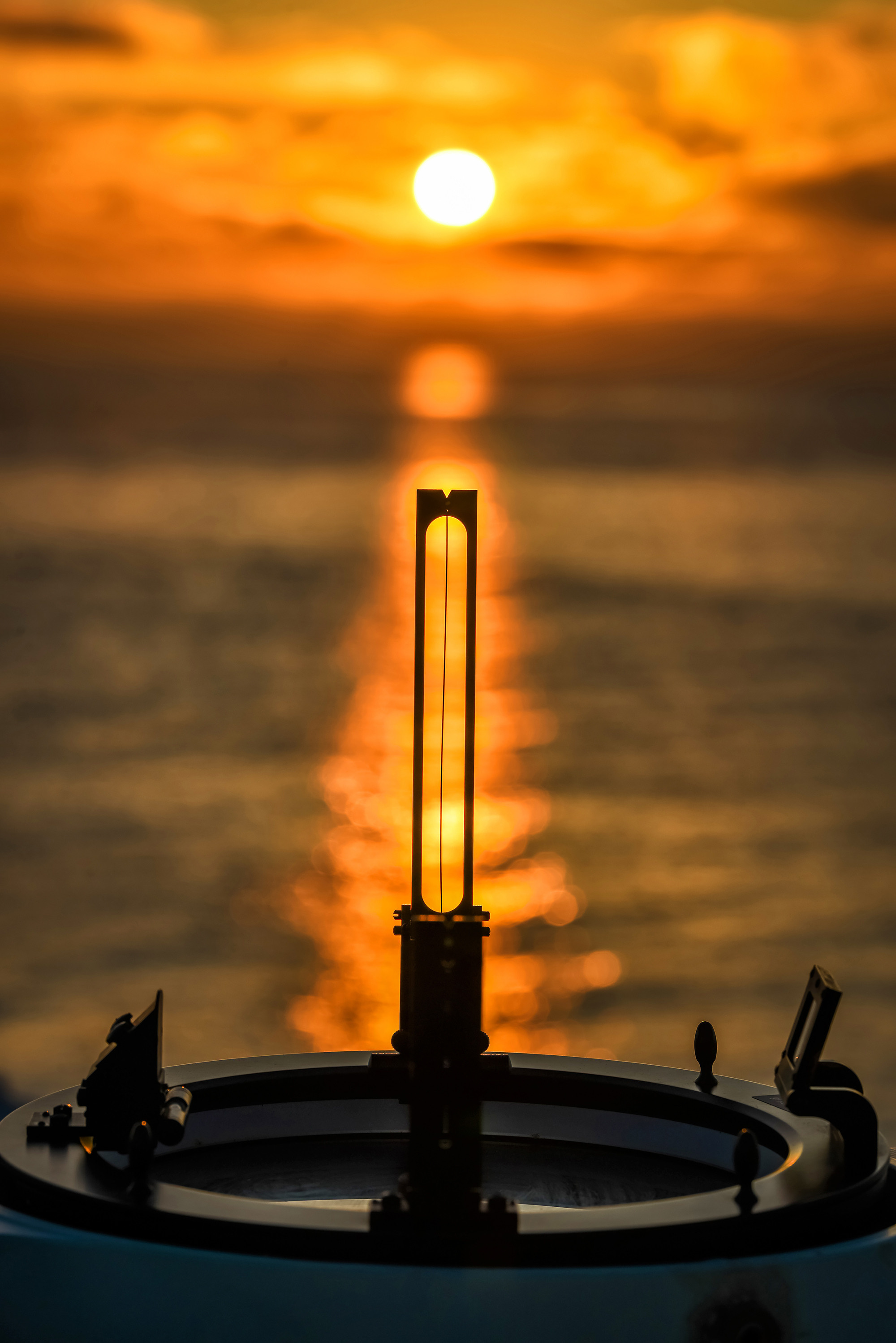Пеленгатор, направленный на заходящее Солнце