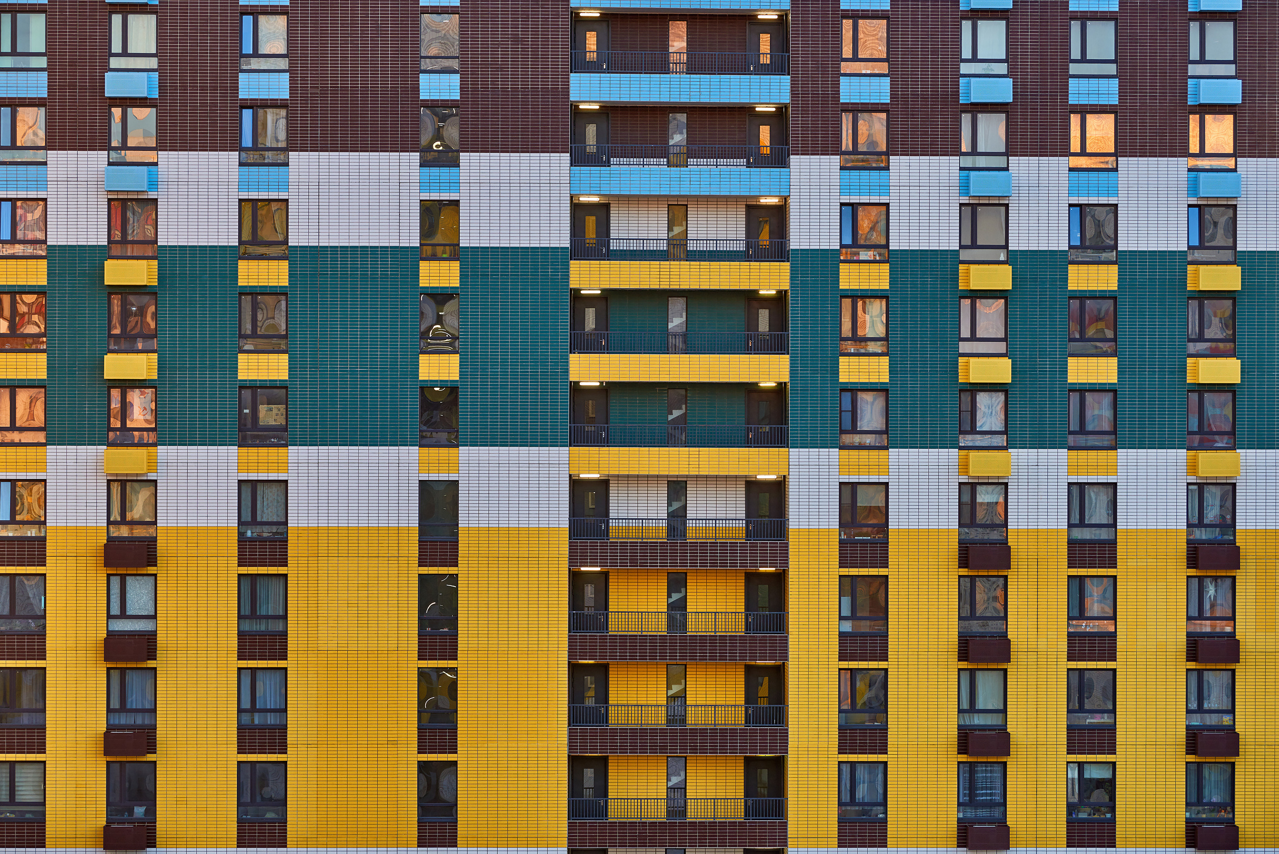 Текстура, фон - стена здания с панелями из цветных панелей, Москва