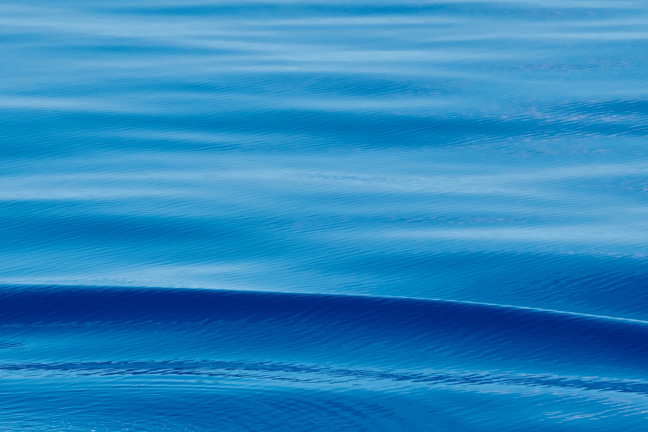 Легкая волна на гладкой поверхности