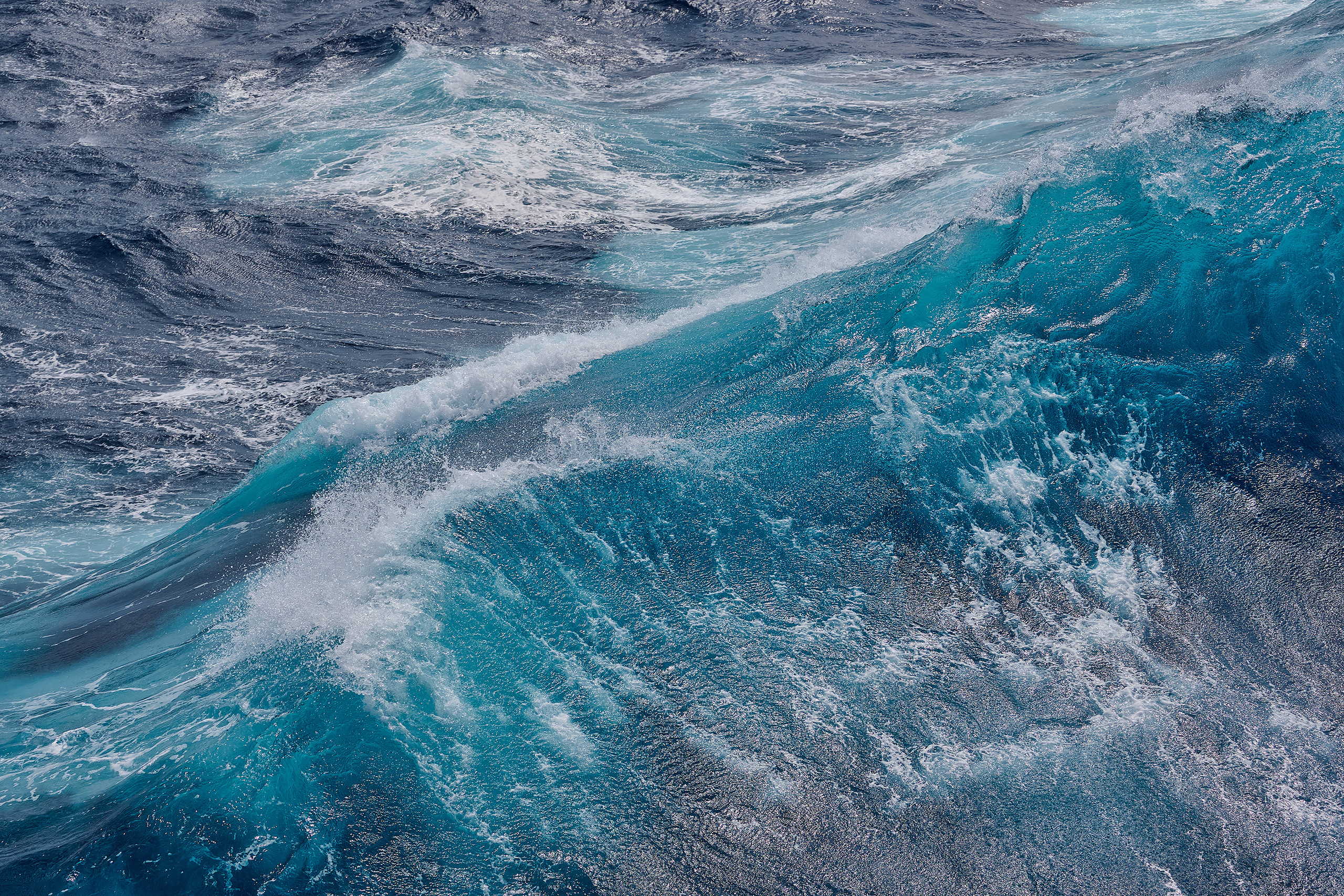 Морская волна с брызгами