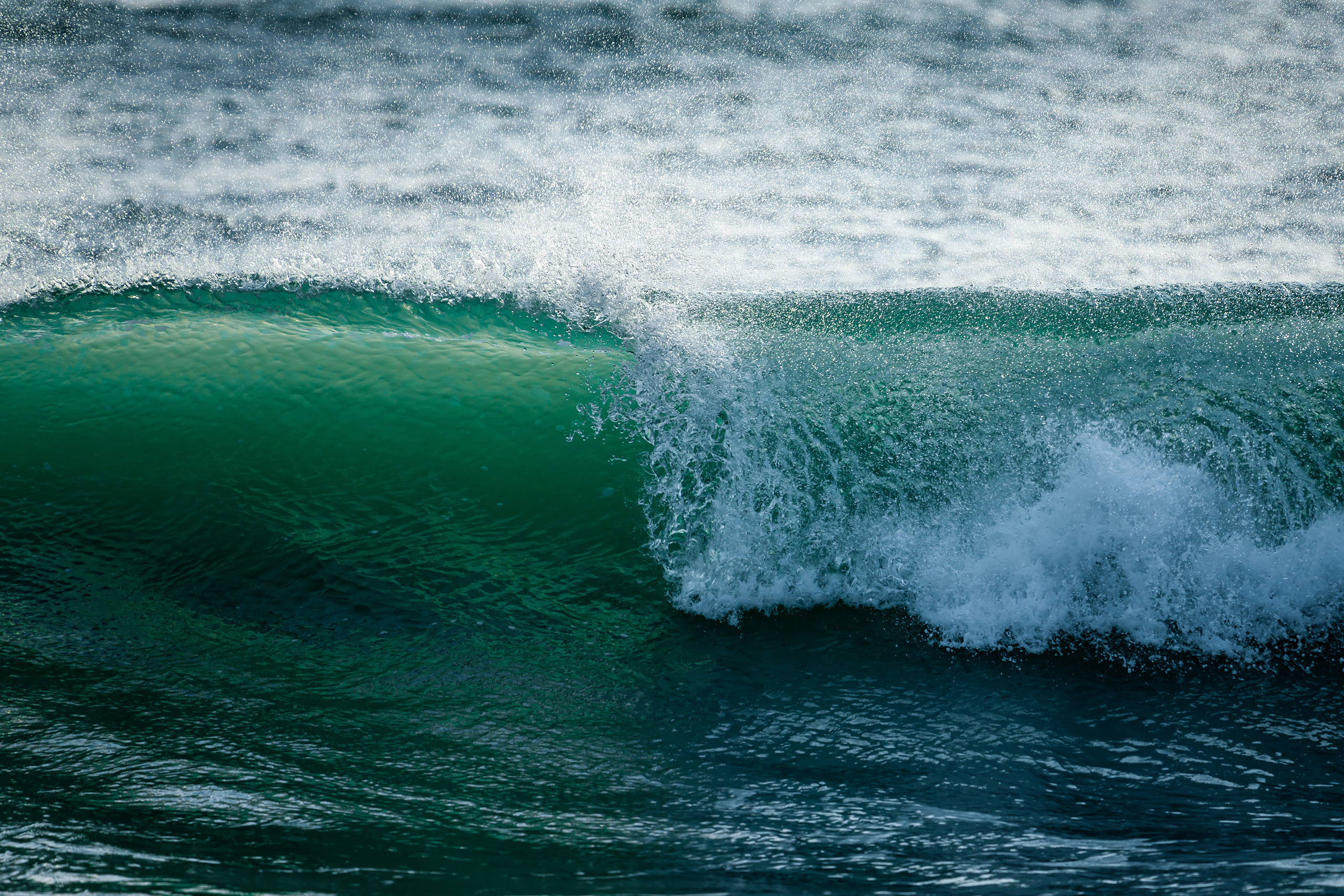 Морская волна с брызгами