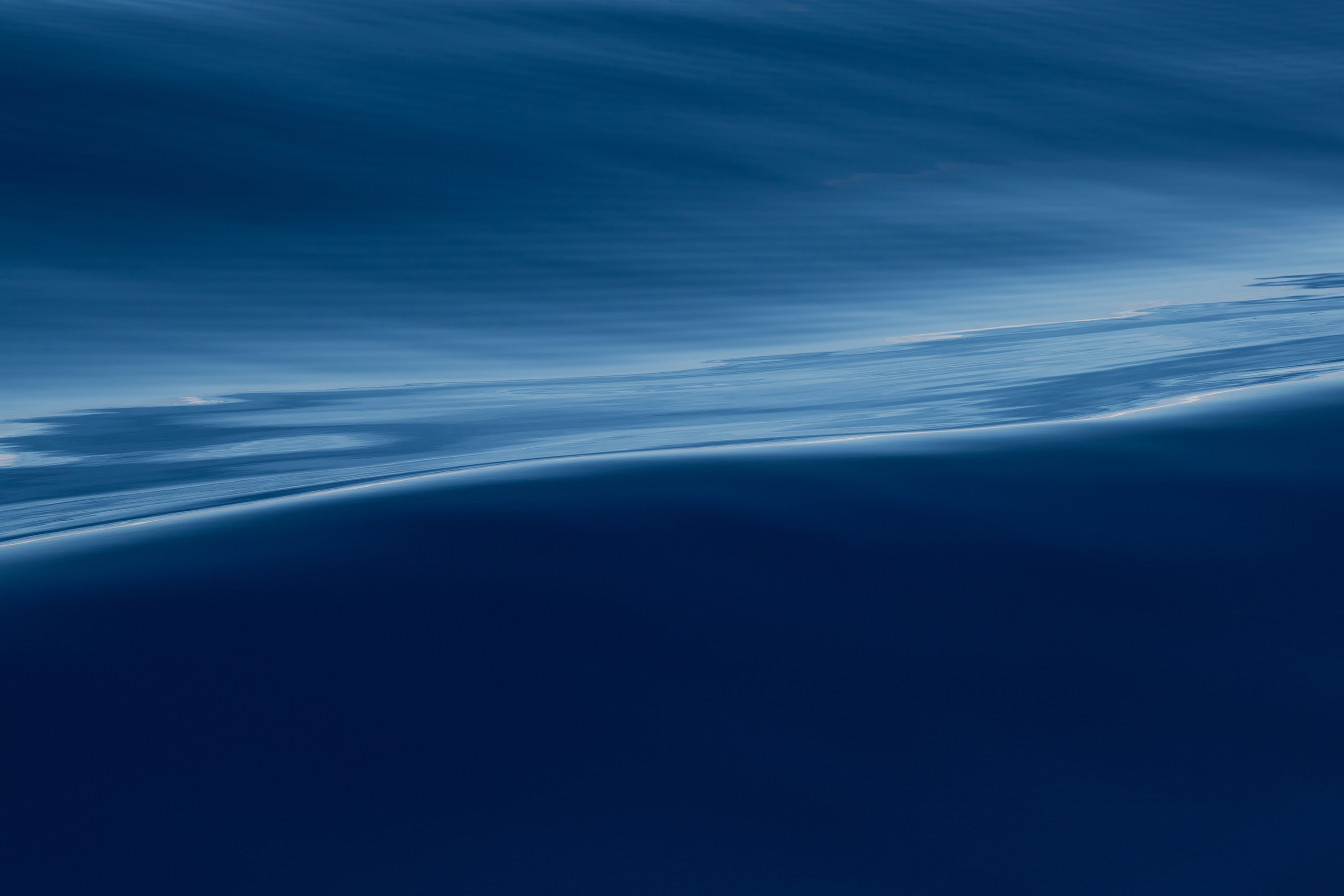 Маленькая волна на поверхности моря