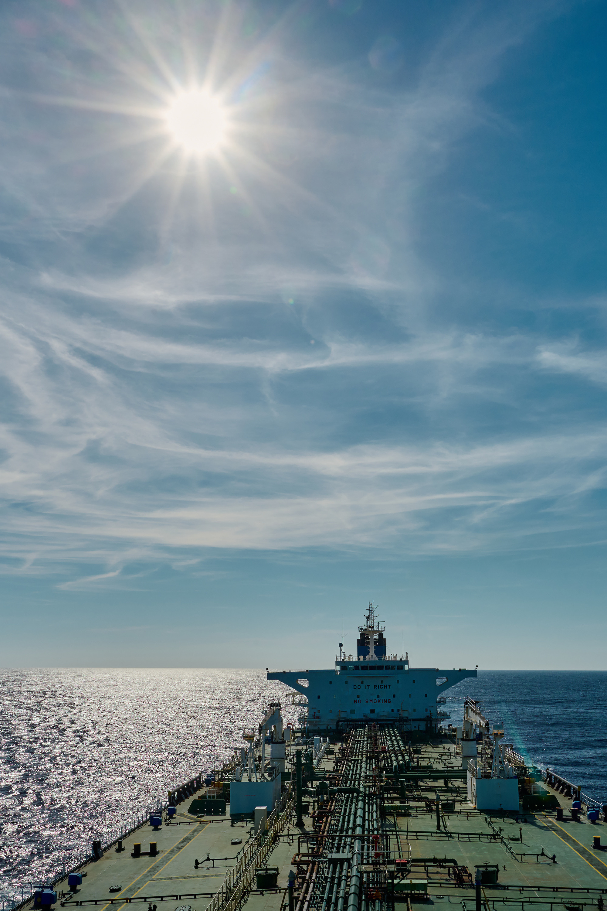 Вид танкера с носовой мачты и Солнце