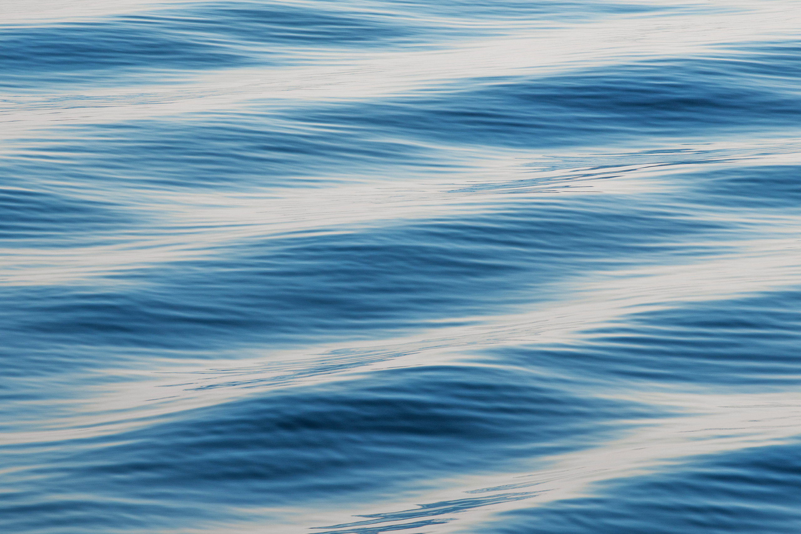 Маленькие плавные волны на поверхности моря