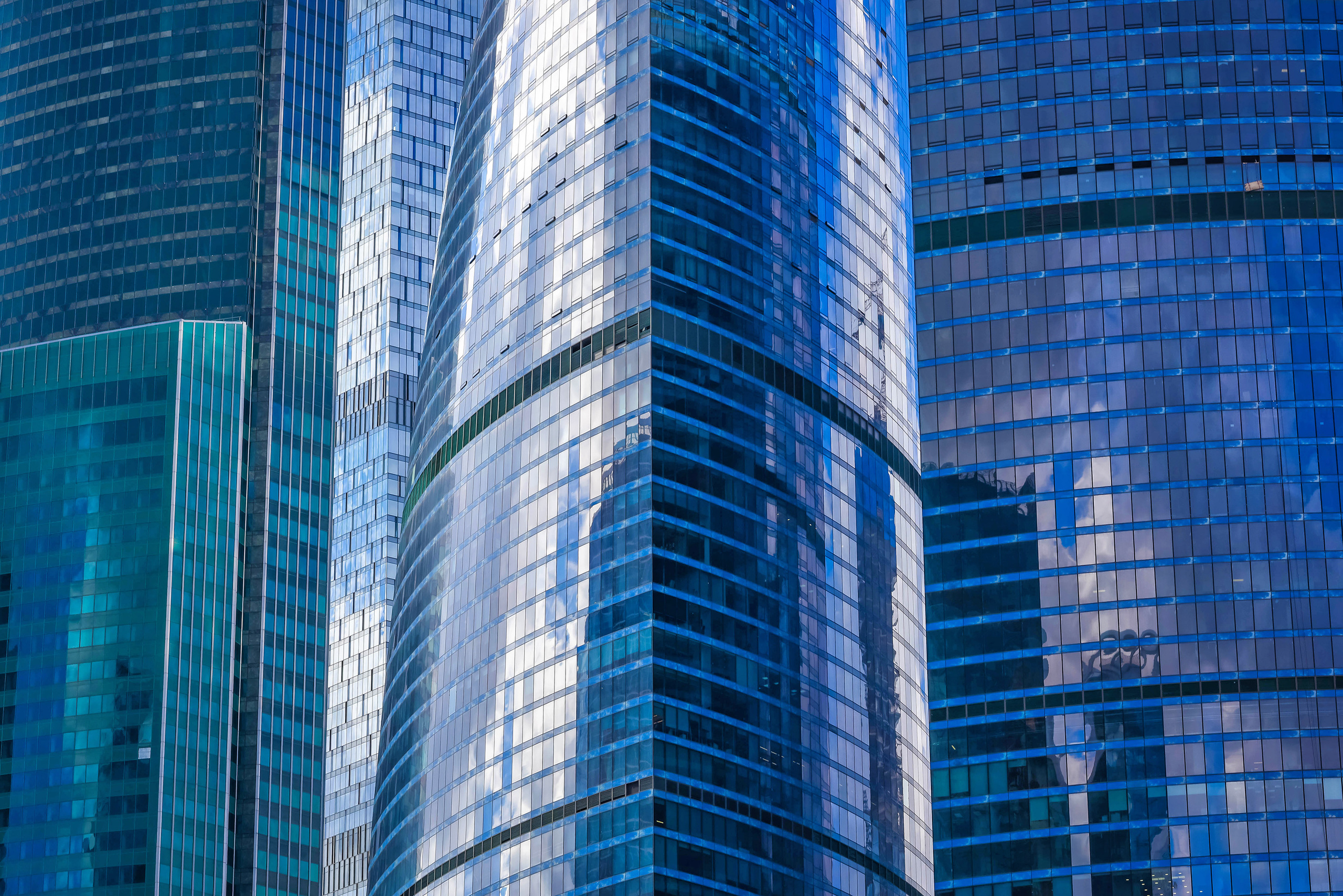 Текстура, фон - стеклянный фасад небоскреба, окна