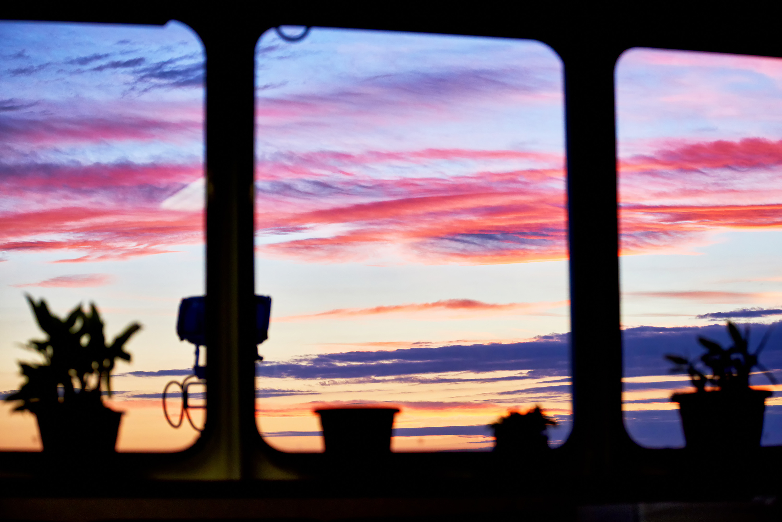 Красивое закатное небо в иллюминаторе мостика