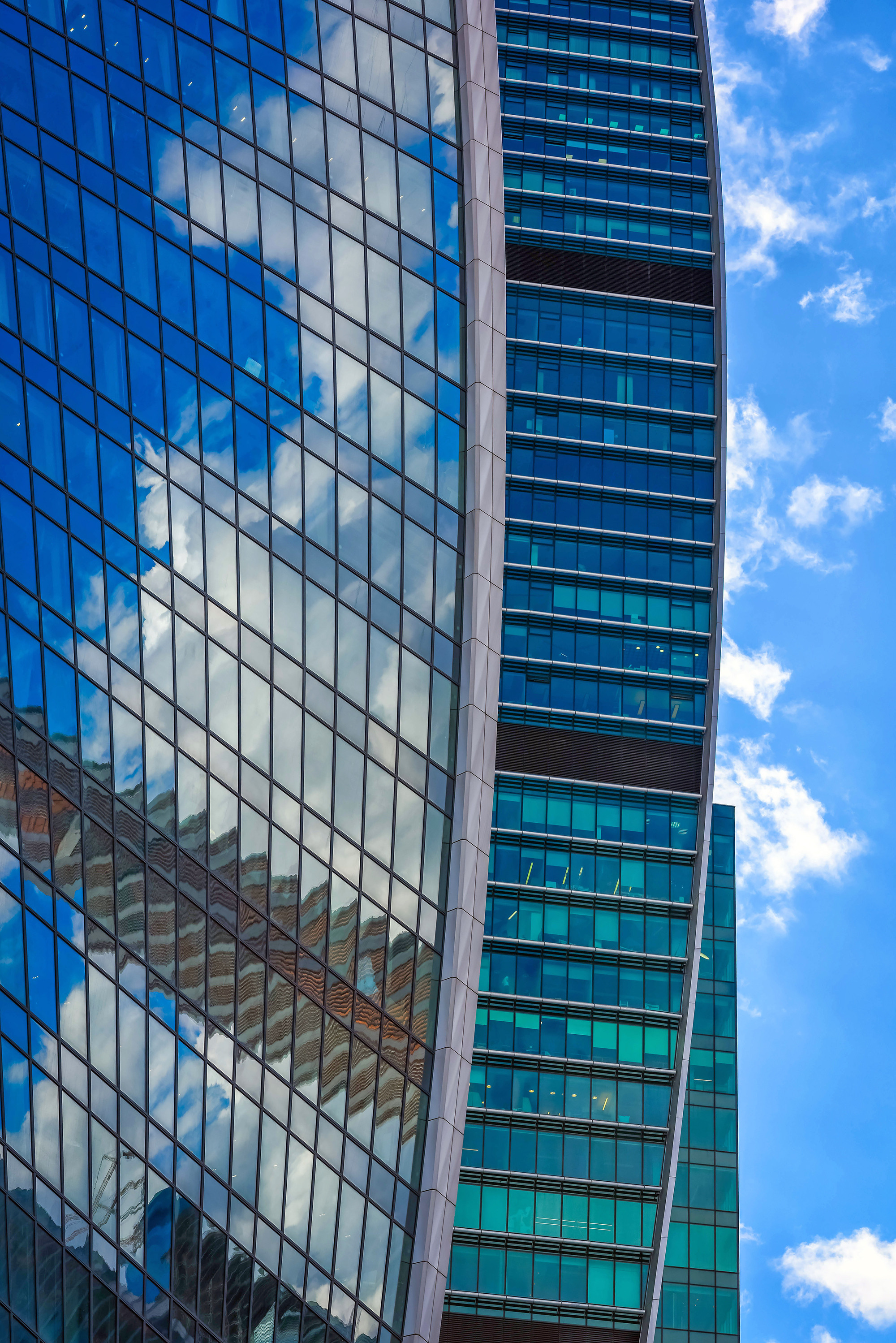 Текстура, фон - стеклянный фасад небоскреба, окна