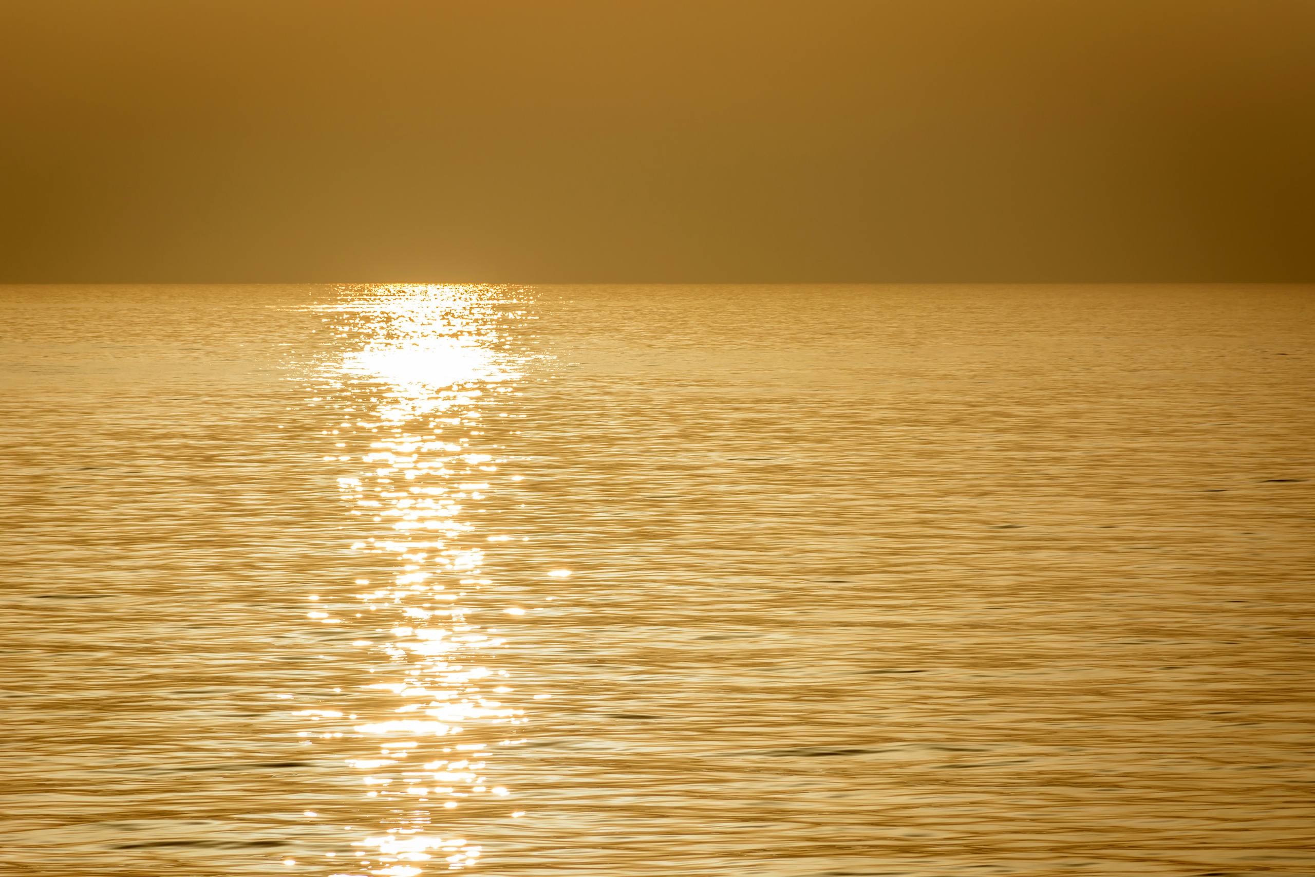 Восход и золотая поверхность моря