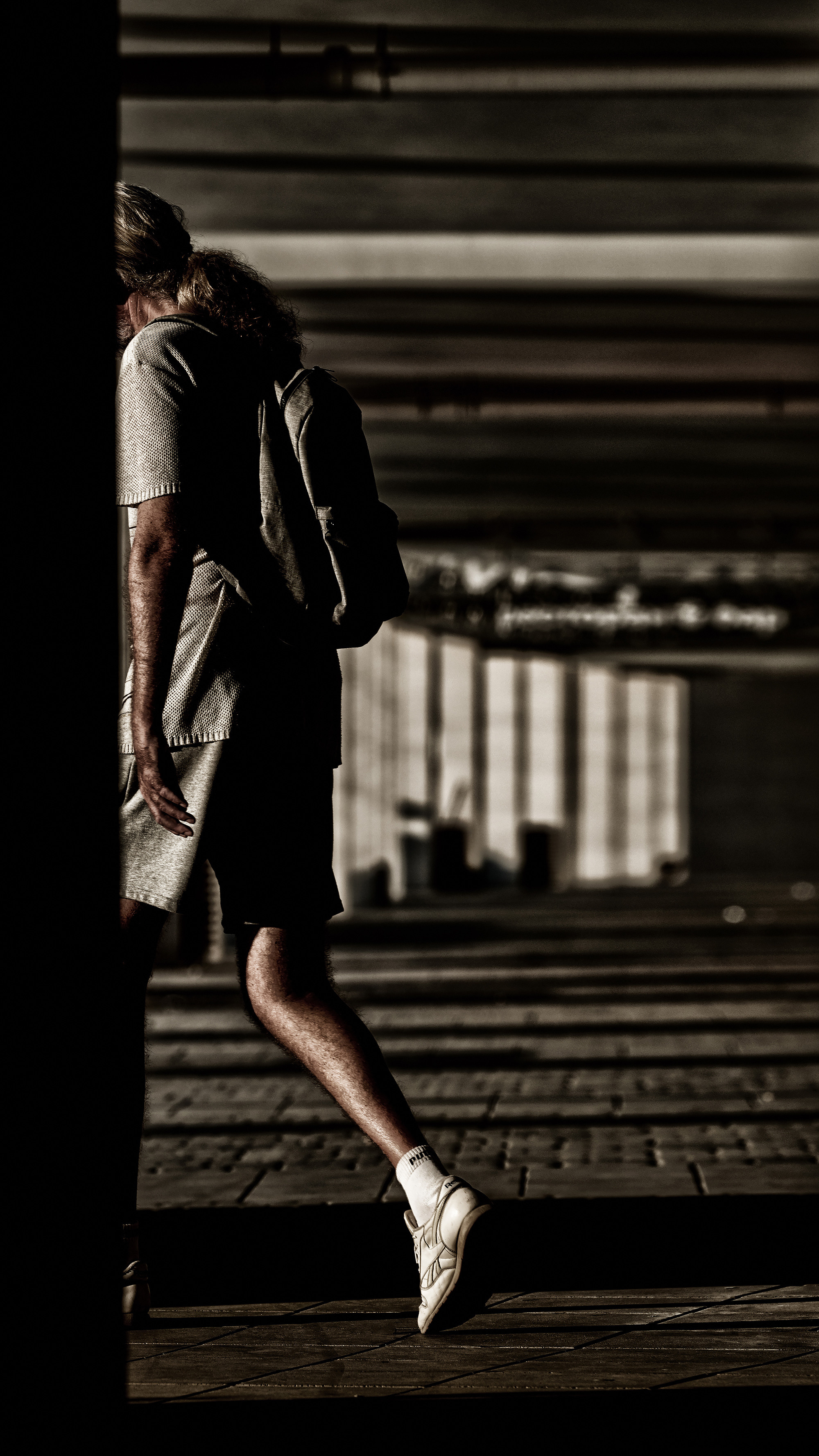 Мужчина, уходящий из кадра, и коридор, уходящий в даль, Новороссийск, центральный городской пляж