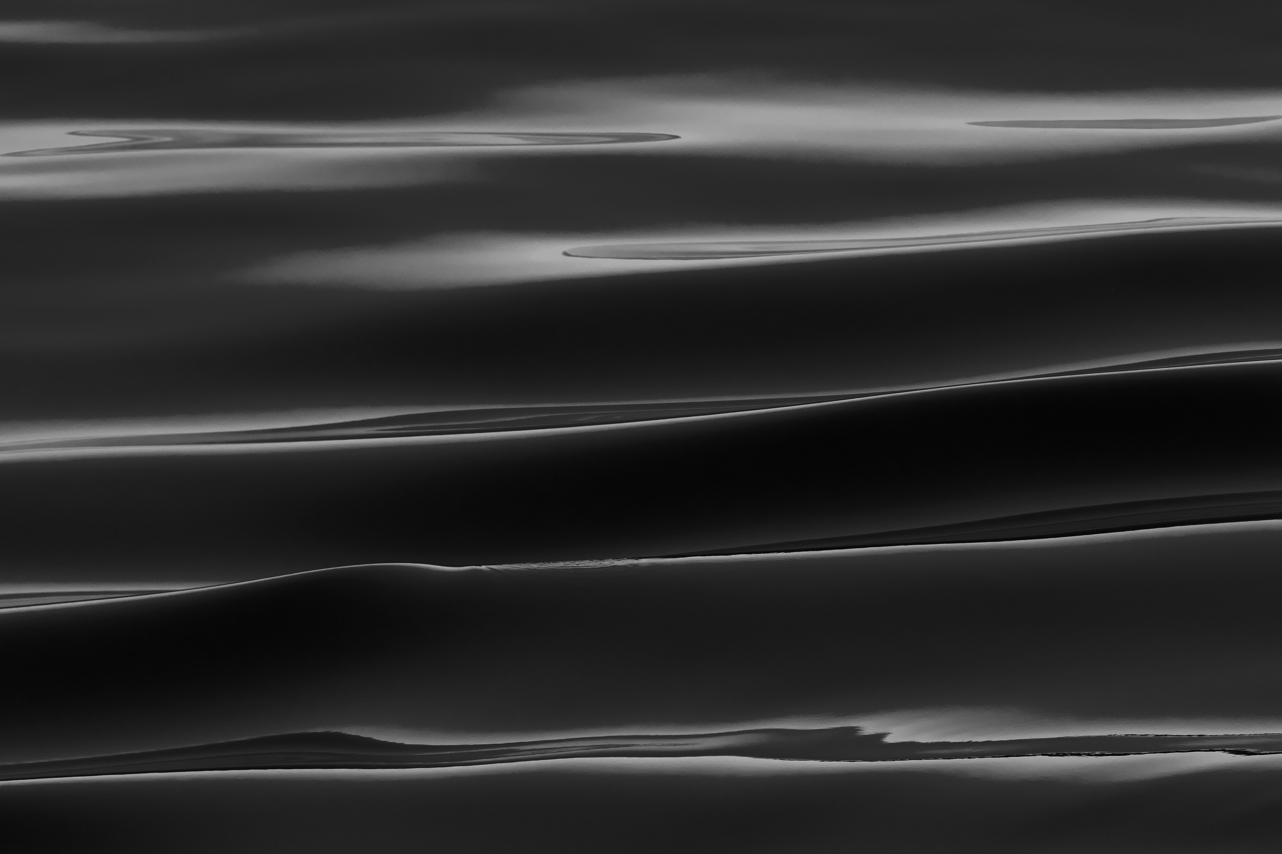 Маленькие плавные волны на поверхности моря, чб