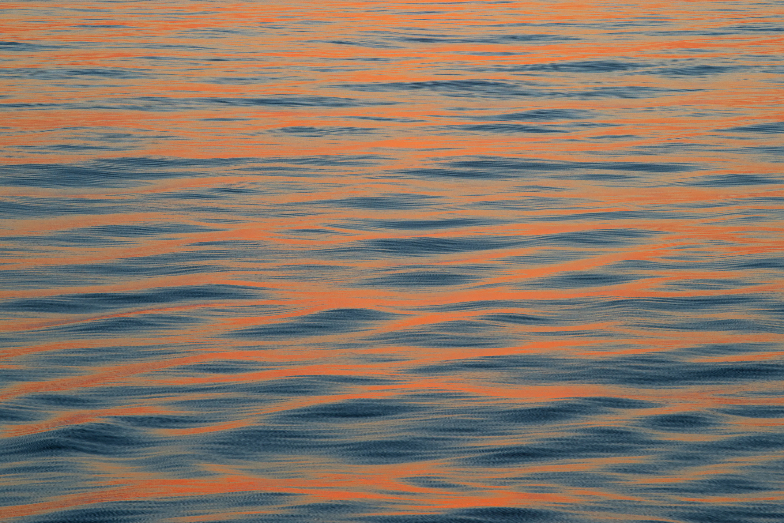 Розовые блики захода на поверхности моря