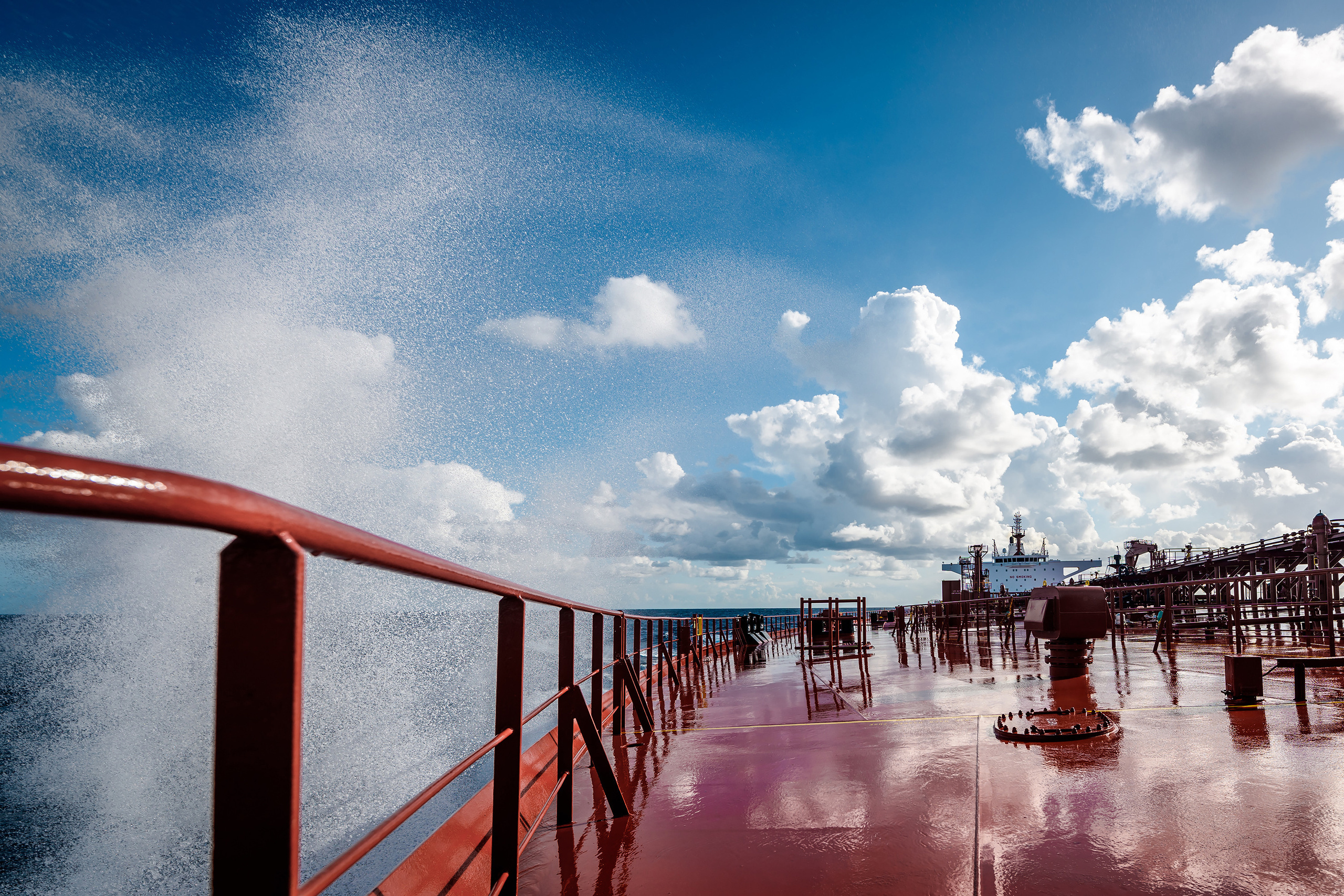 Танкер с брызгами, залетающими на палубу