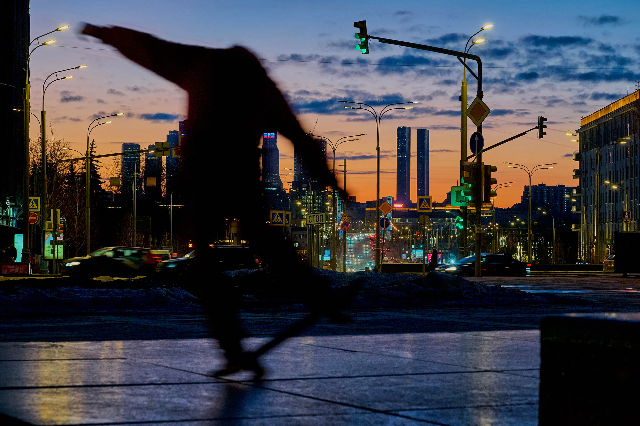 Скейтборд райдер на фоне городского заката, Москва, Moscow