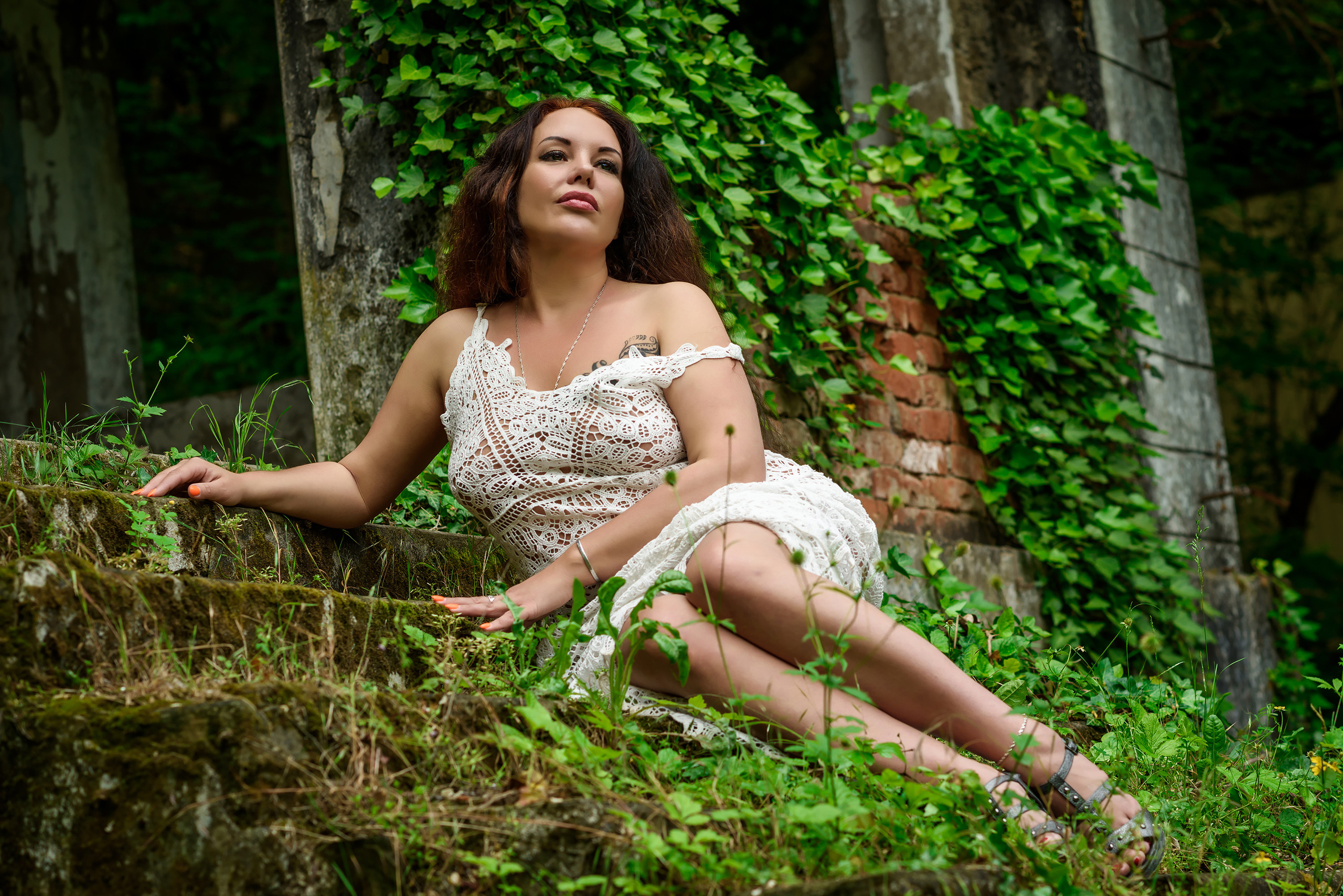 Девушка на ступенях руин