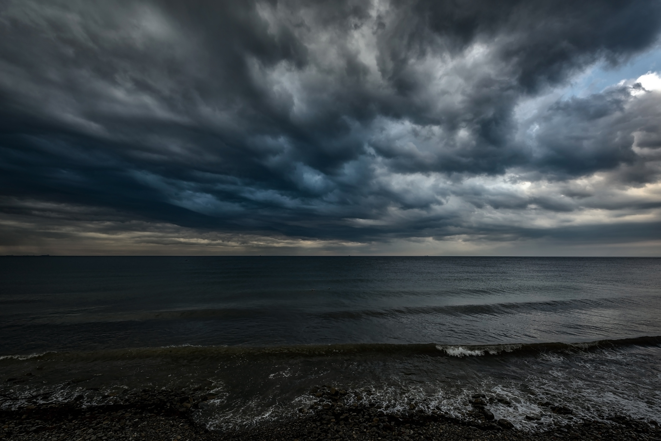 Суровые тучи над морем