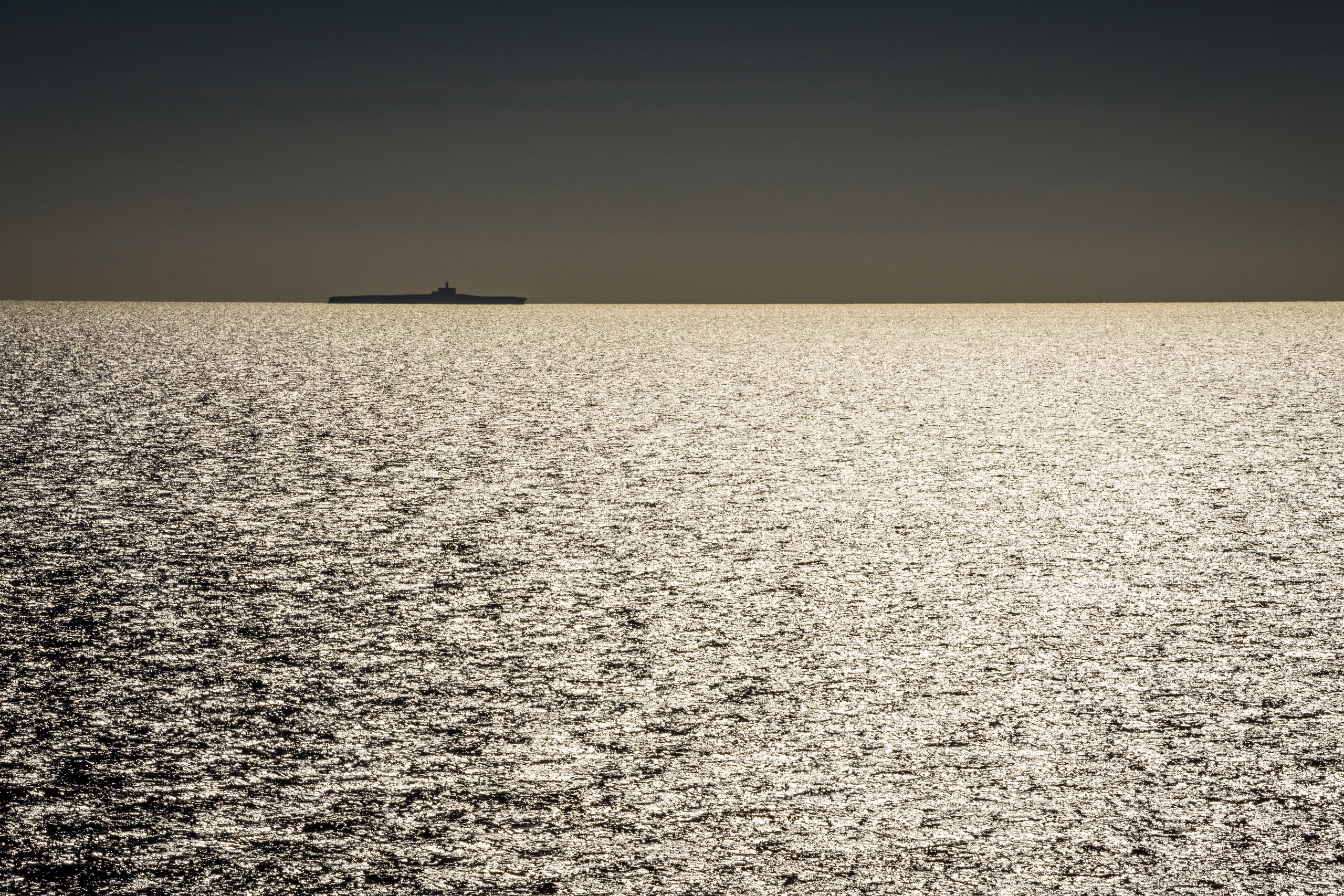 Остров и блестящая морская поверхность