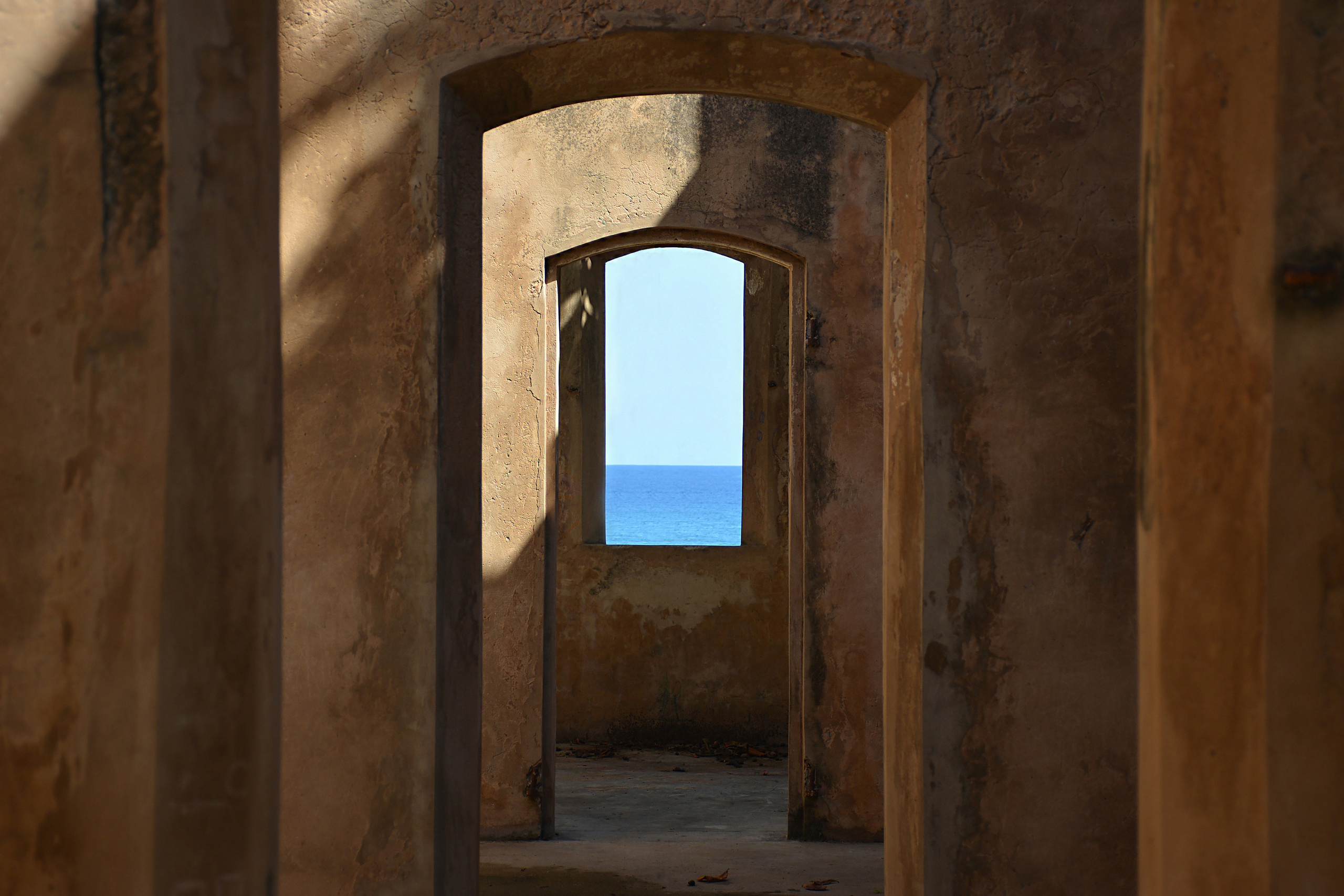 Вид из окна заброшенного здания  на океан