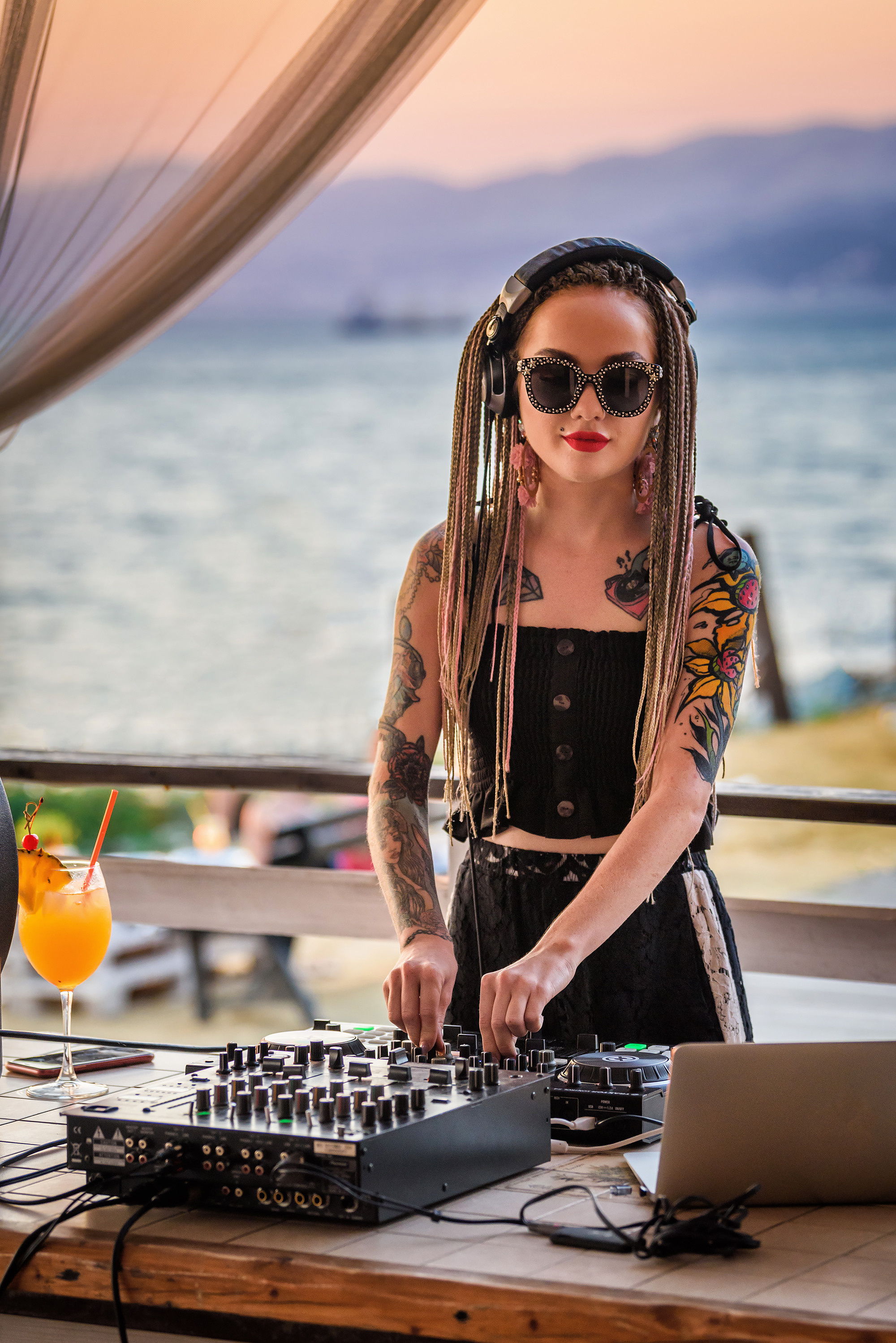 Девушка ди-джей играет в ресторане на берегу моря, Кабардинка