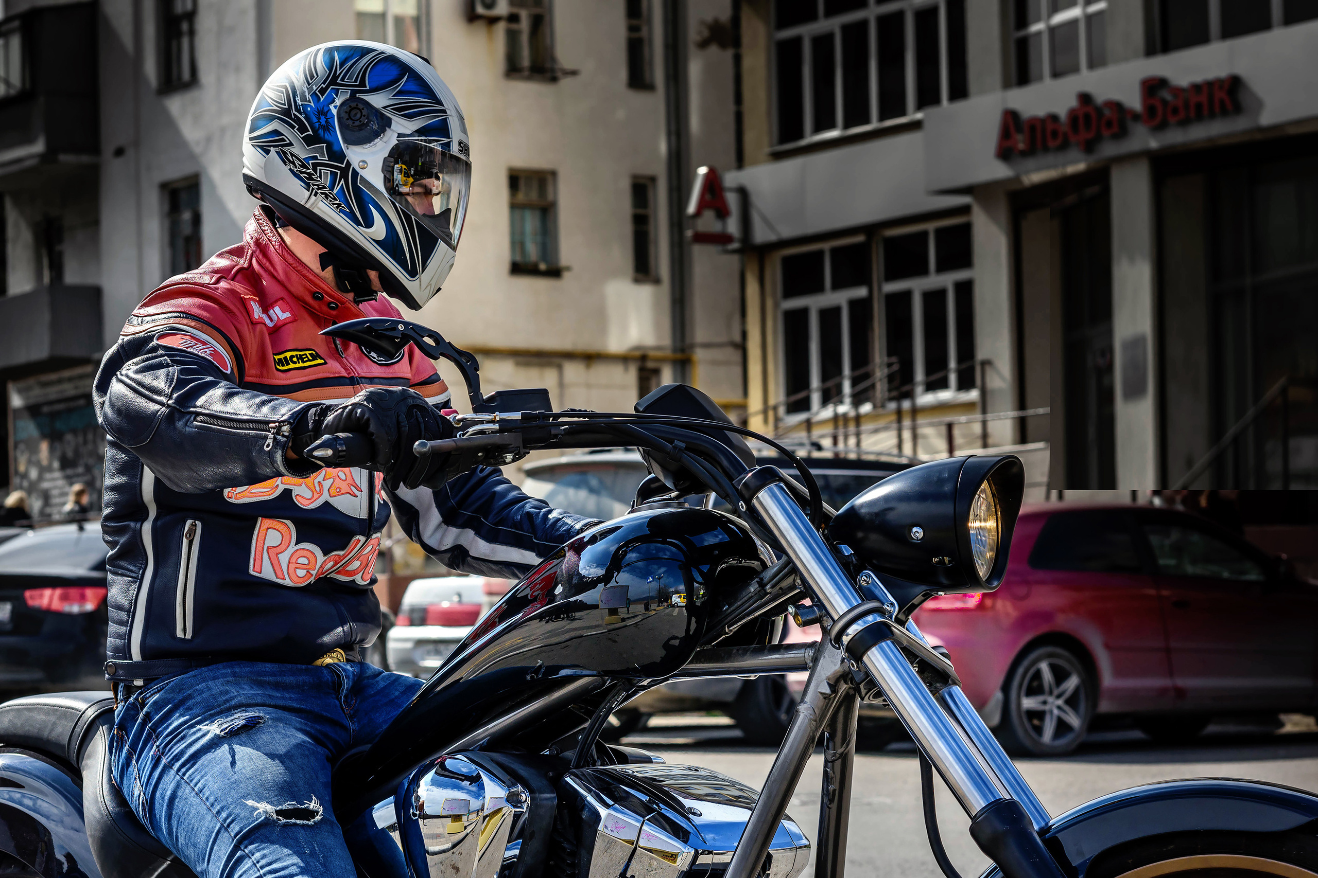 Мотоциклист за рулем в городе, Новороссийск