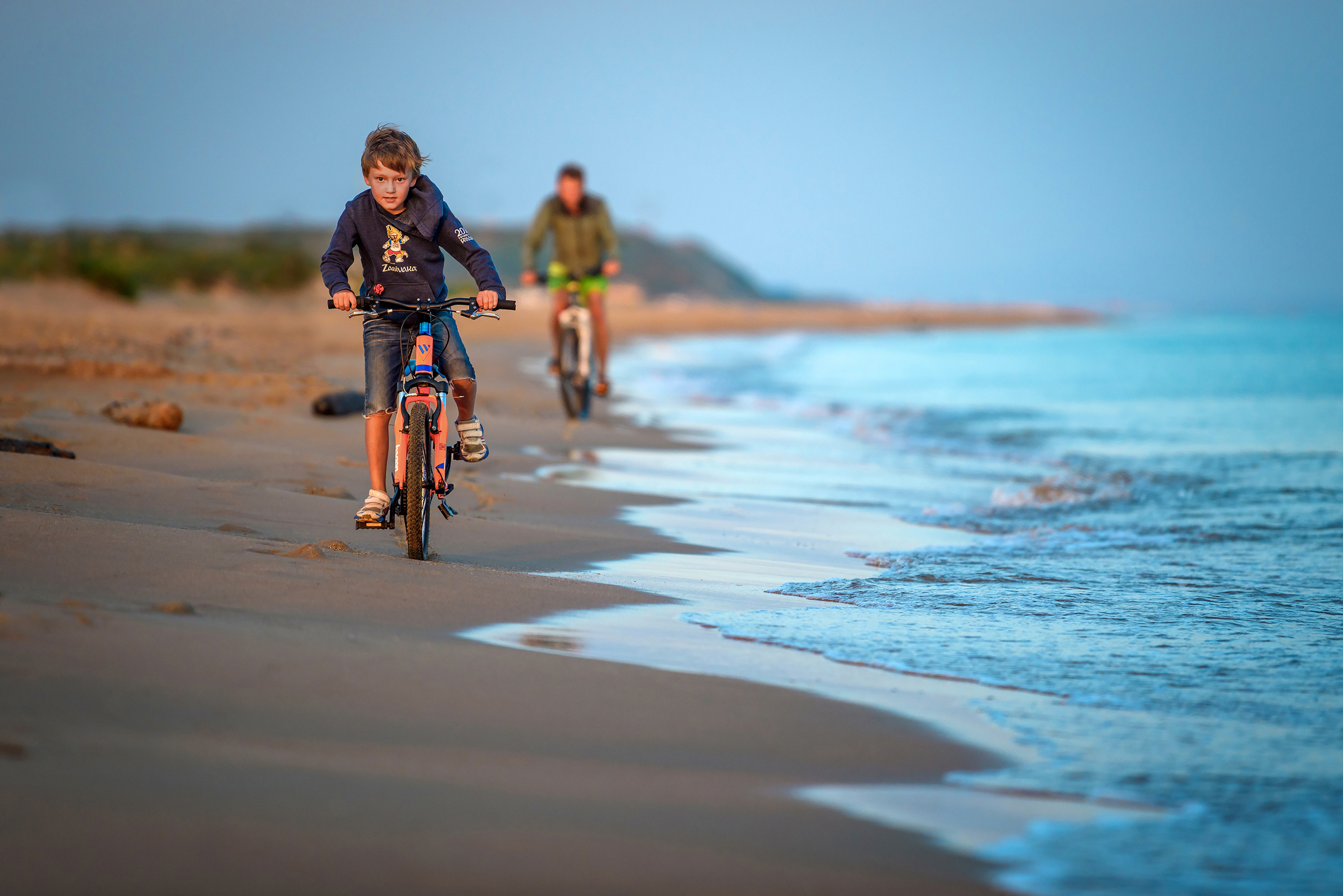 Папа и сын едут на велосипедах по морскому пляжу, Благовещенская, Бугазская коса
