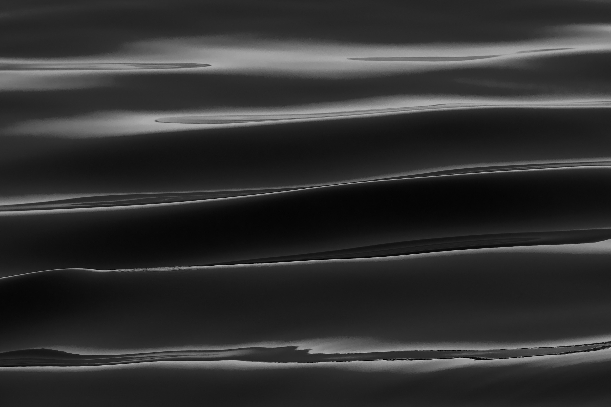 Маленькие гладкие волны на поверхности моря, чб