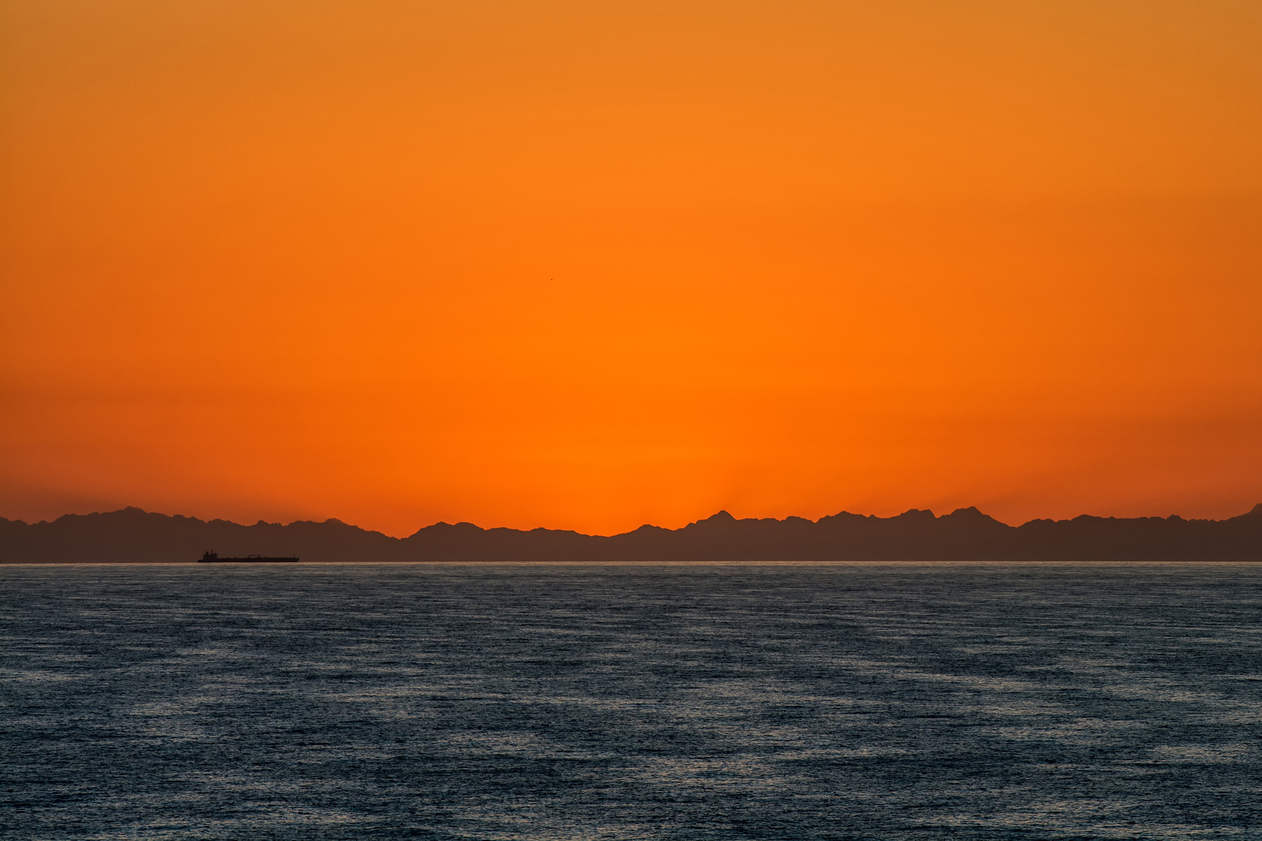 Побережье на фоне морского заката