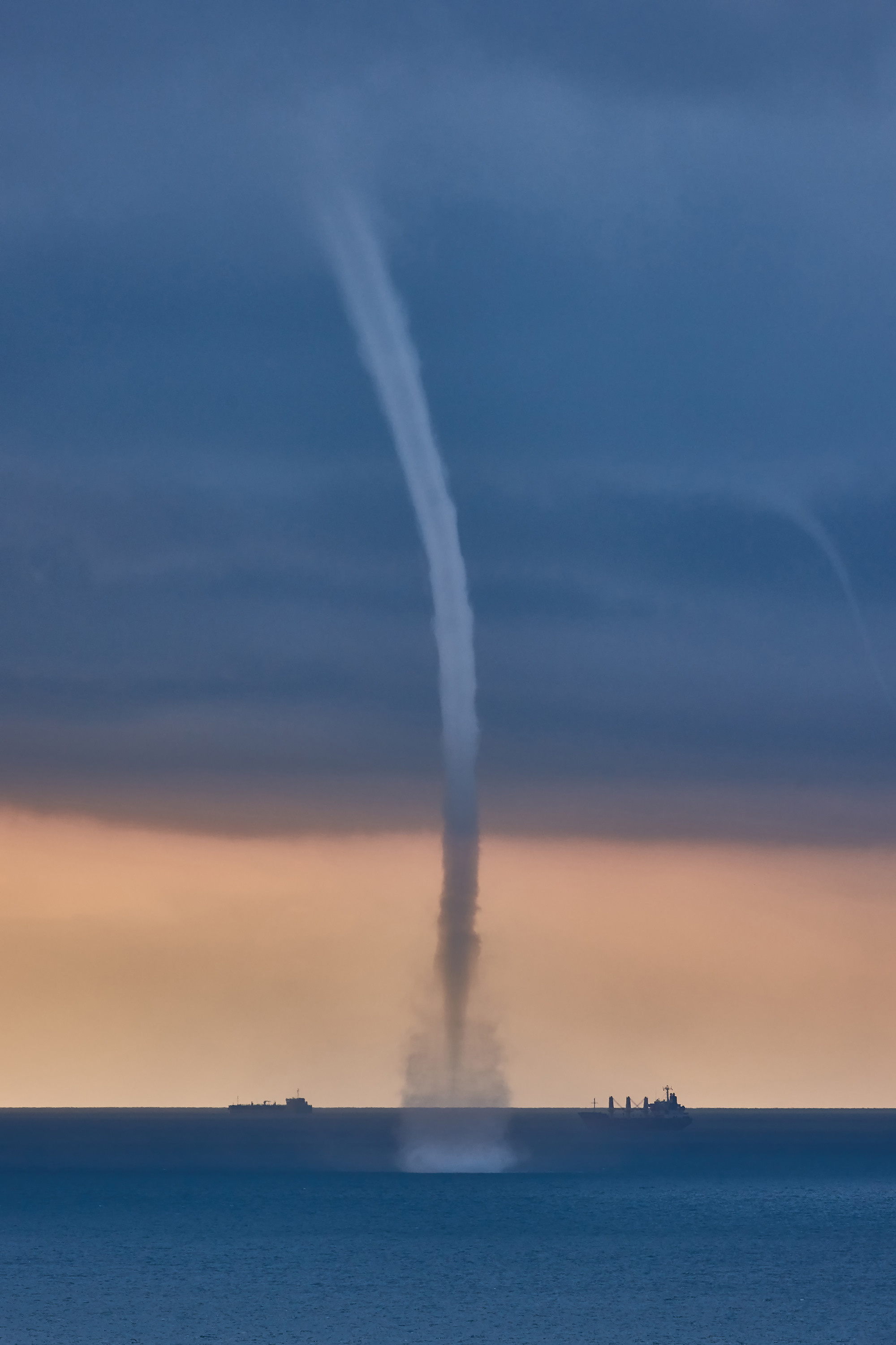 Смерч в море, вертикально