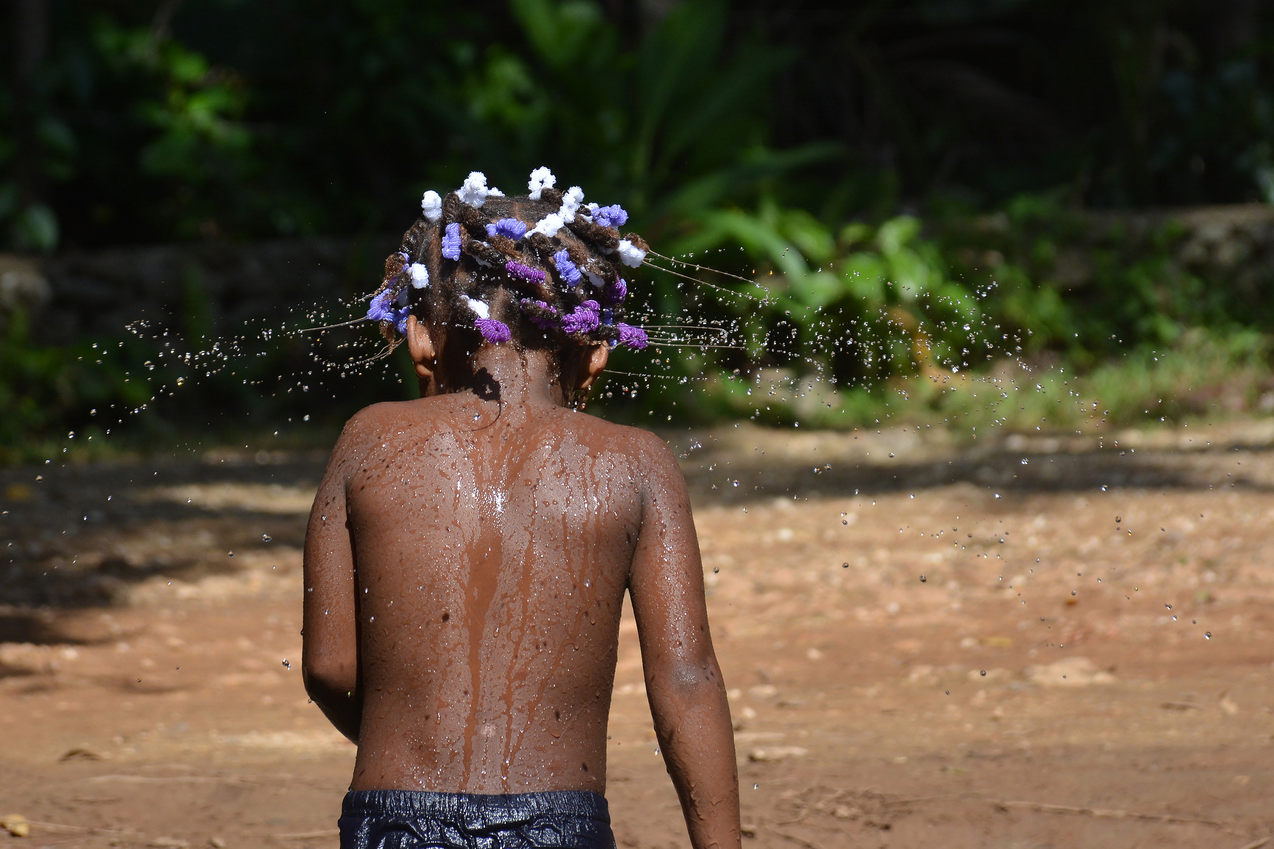Маленькая темнокожая девочка со спины, Доминиканская республика, Кабарете, Dominican Republic, Cabarete