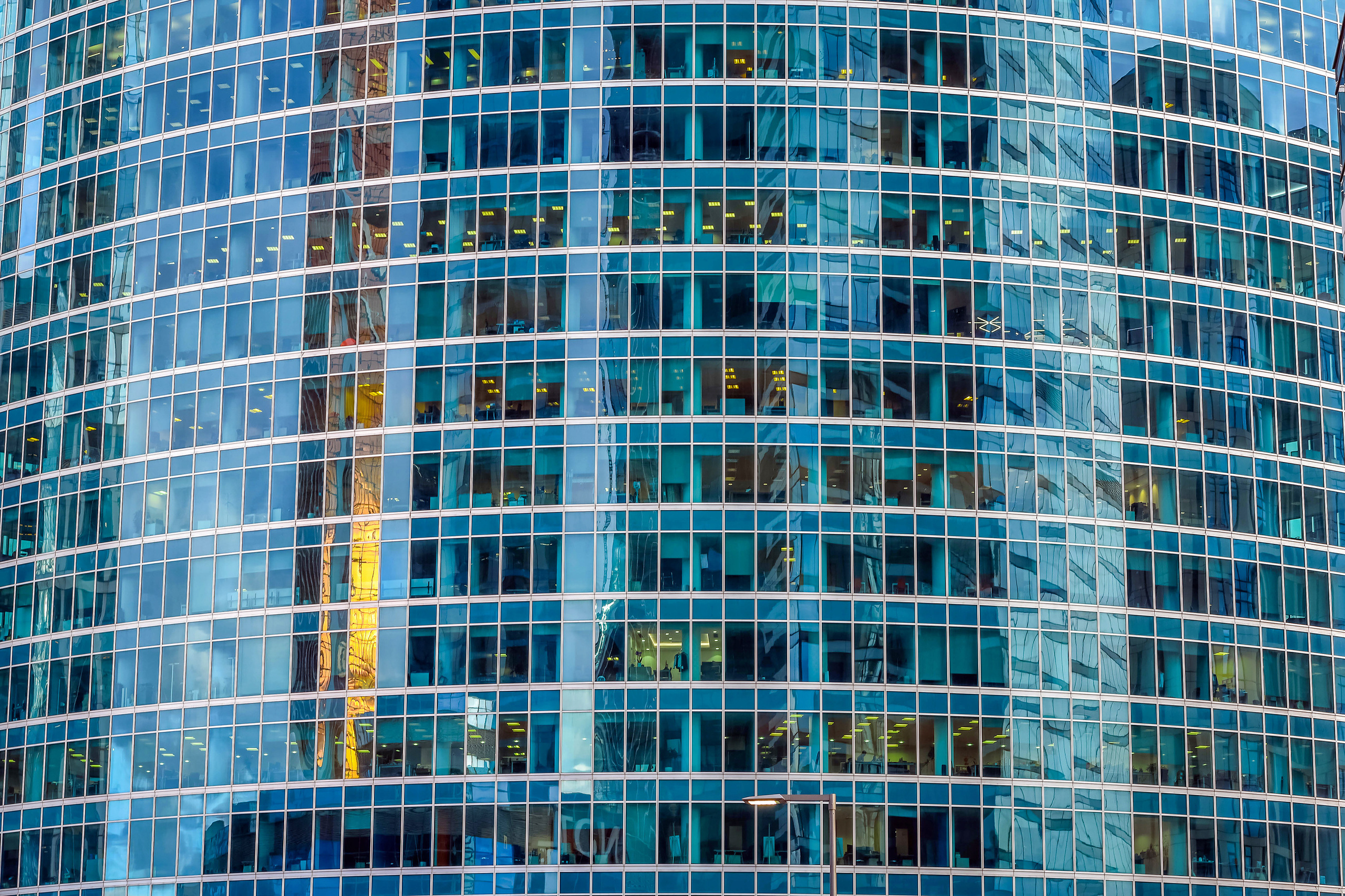 Текстура, фон - стеклянный фасад небоскреба, окна