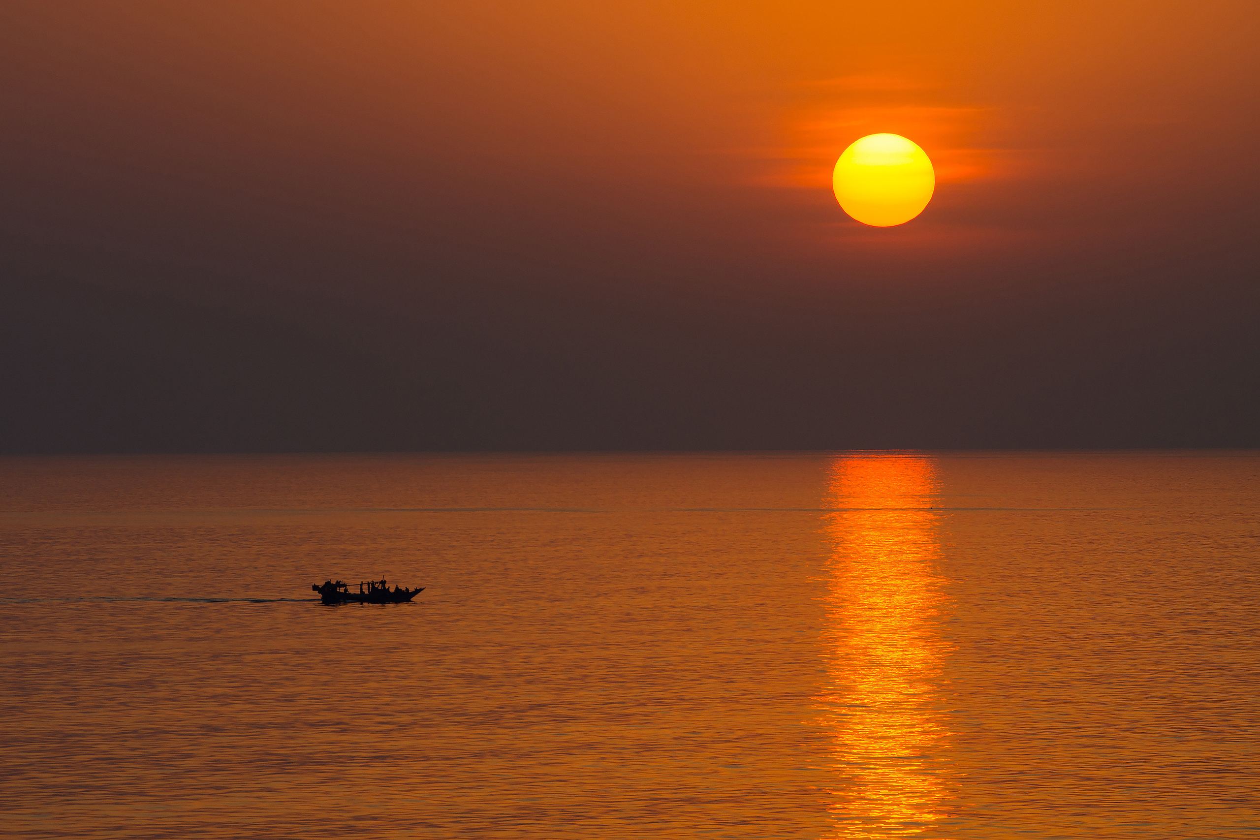 Рыболовное судно на фоне заката