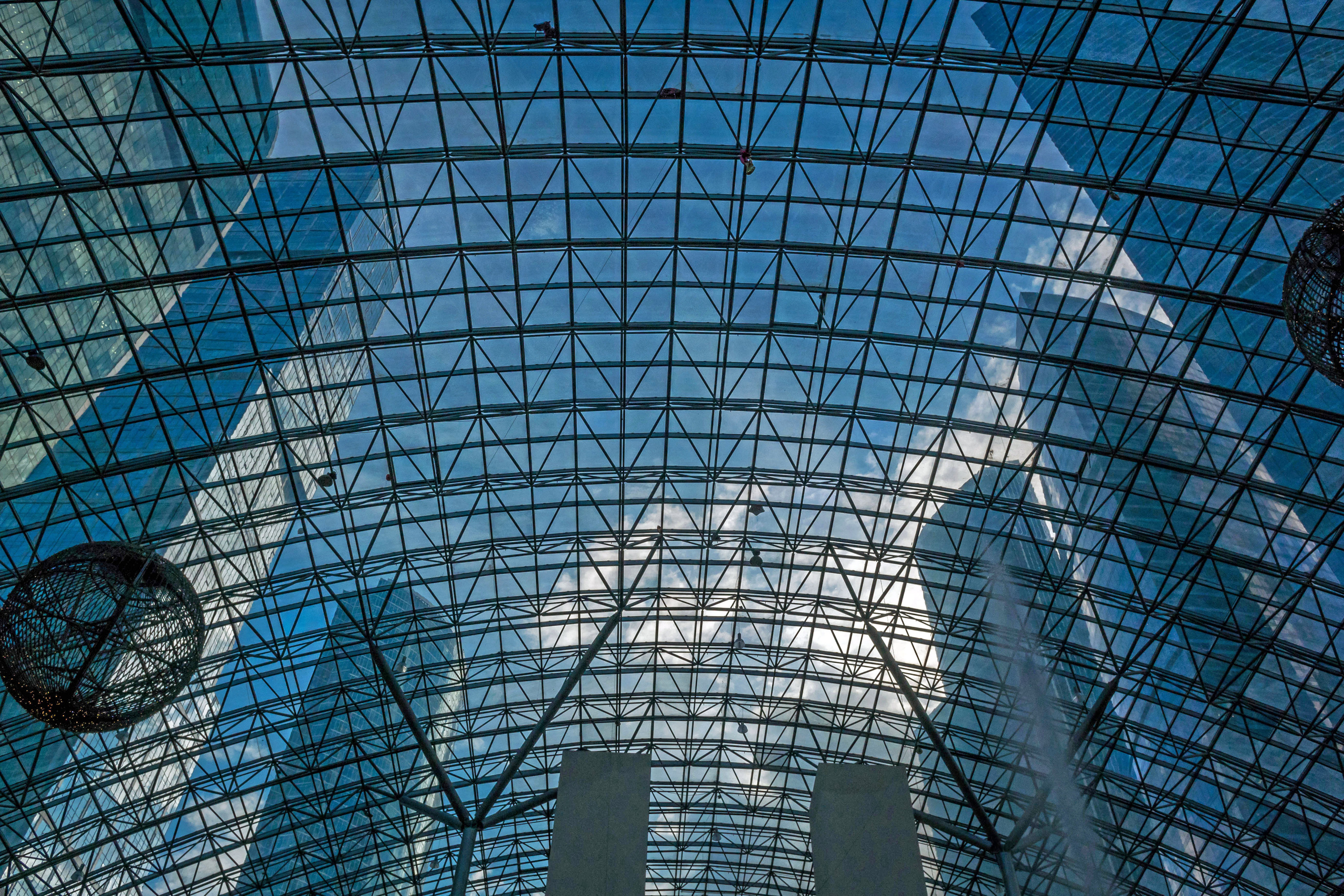 Текстура, фон - вид сквозь прозрачную крышу - небо, небоскребы