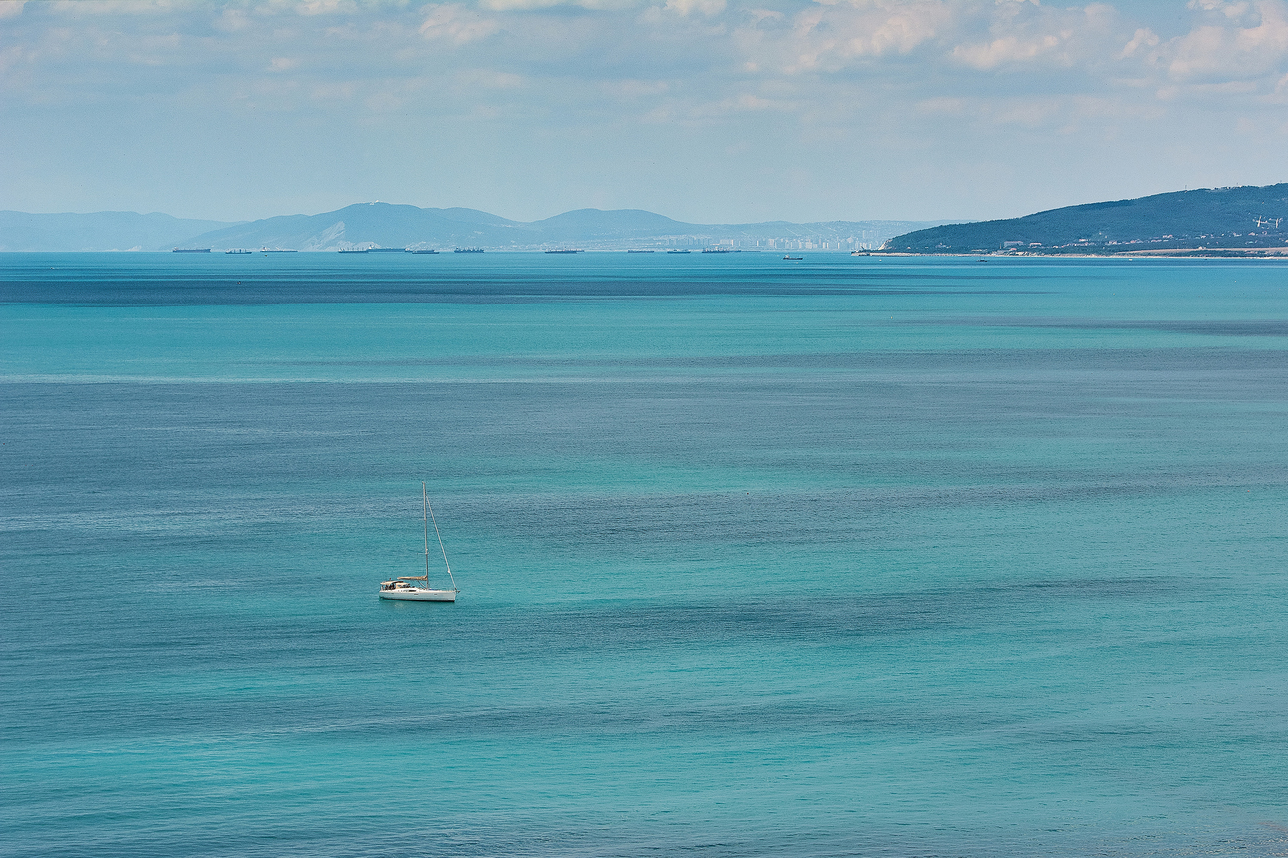 Яхта в лазурном море