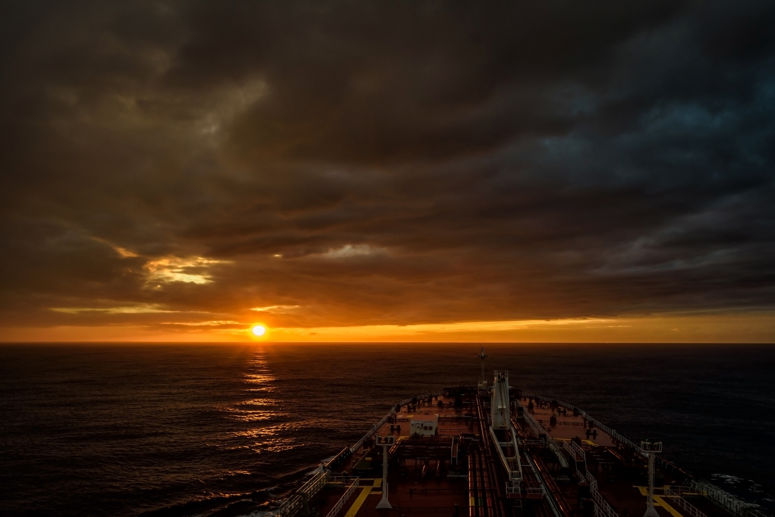 Танкер идет на закат