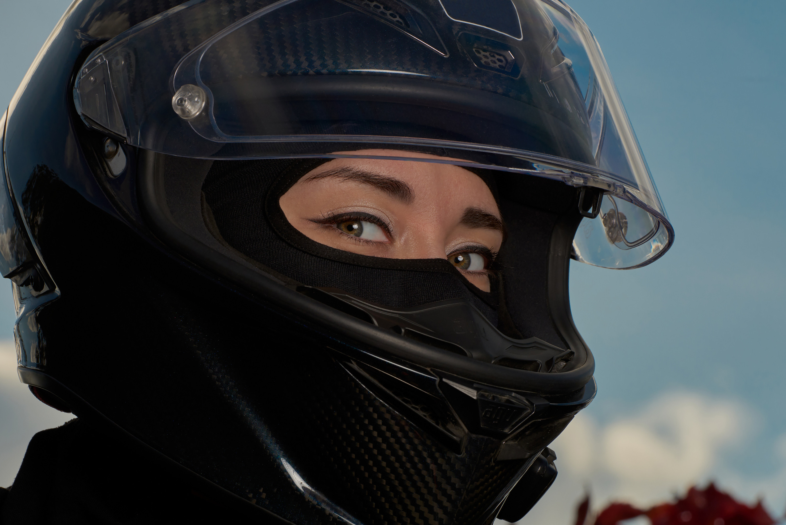 Девушка, портрет в мото шлеме