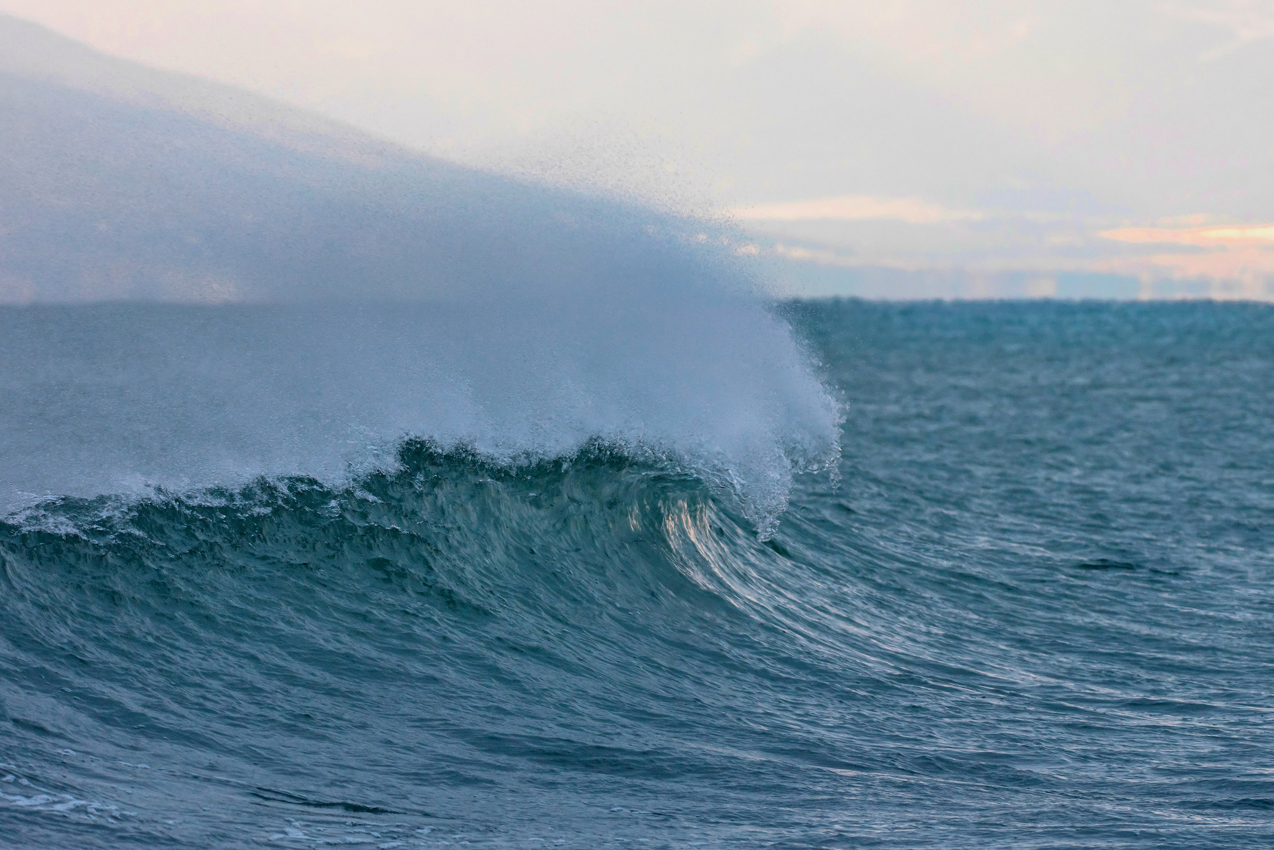 Морская волна с брызгами