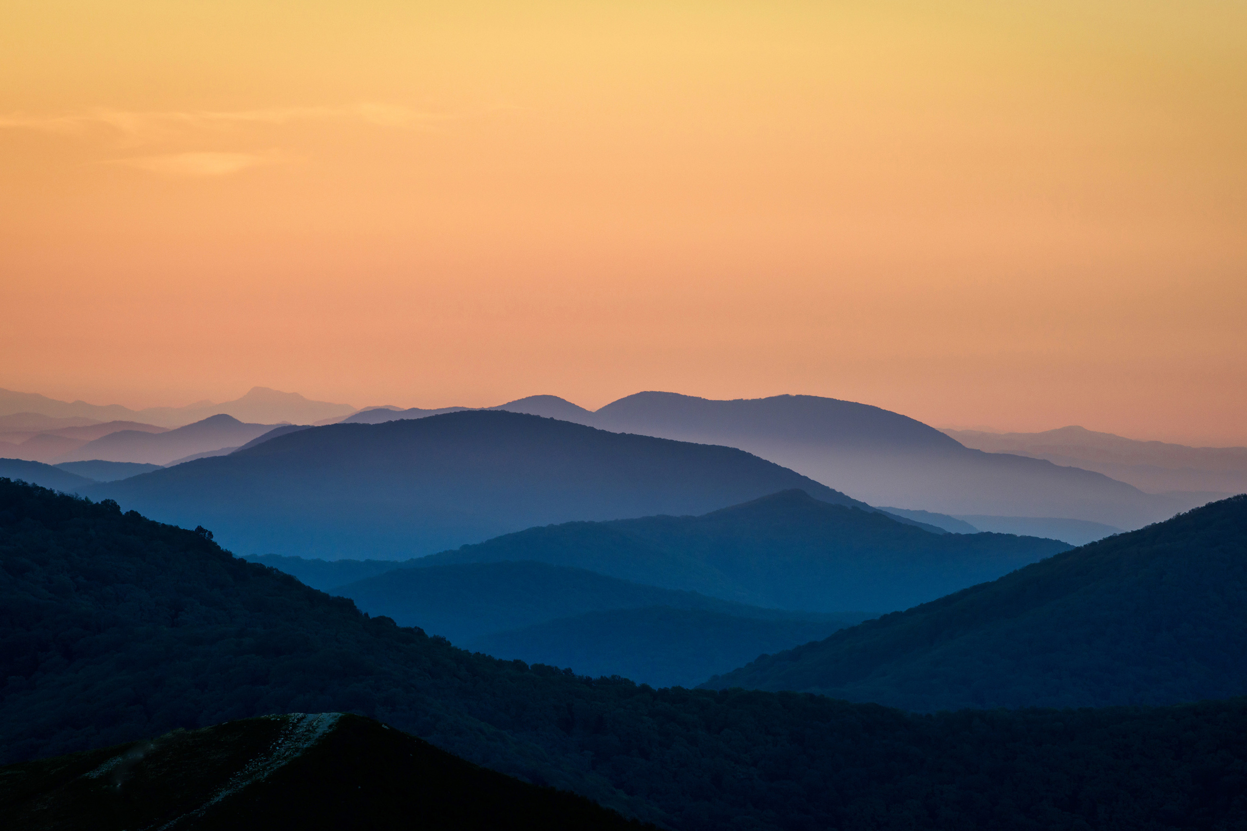 Утро в горах, оранжевое небо